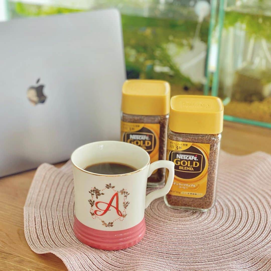 TONEAYUさんのインスタグラム写真 - (TONEAYUInstagram)「最近のうちカフェ😂☕️💕﻿ ﻿ 「ネスカフェ ゴールドブレンド」飲んでるけど、レギュラーソリュブルコーヒーだから簡単で美味しいコーヒーが飲めて最高💖﻿ ﻿ コーヒー飲みたいけどドリップするのが面倒臭い時も、一瞬でコーヒー出来ちゃうから嬉しい😊﻿ ﻿ コーヒークッキー作る時も、「ネスカフェ ゴールドブレンド」使ってます🍪😎﻿ ﻿ おうちや職場でコーヒー飲みたいけど、めんどくさがりの方は特にオススメですよ🕺✨﻿ ﻿ ﻿ #おうちカフェスタグラム #おうちカフェ #カフェ好き #カフェスタイル ﻿ #コーヒー好きな人と繋がりたい ﻿ #コーヒー ﻿ #ネスカフェゴールドブレンド﻿ #goodfoodgoodlife ﻿ #ネスレ ﻿ #nestle ﻿ #ネスカフェ ﻿ #nescafe ﻿ #PR」12月23日 11時06分 - toneayu