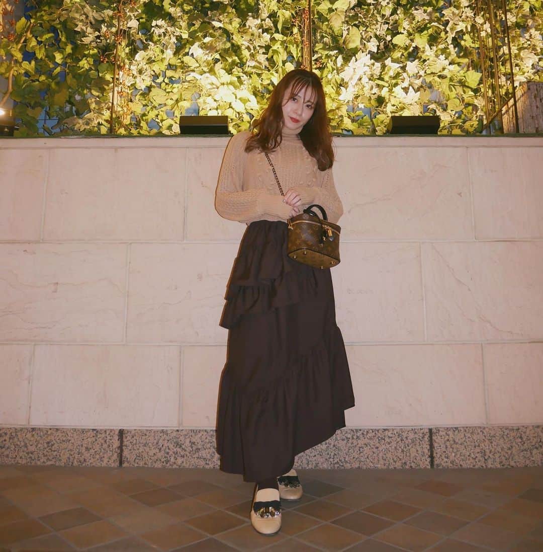 黒坂優香子さんのインスタグラム写真 - (黒坂優香子Instagram)「🧸🍩🍪🤍🤎  ニット、スカート @jour.de.muguet   Cotton flower knit muguet (beige)  Classical tiered skirt(blown)  この日はスカートのフリルを前にして履いていたよ♡  どちらも発売中です♡  #jourdemuguet #ジュールドミュゲ #ゆかこーで #miumiu #louisvuitton」12月23日 11時07分 - yukakokurosaka0606