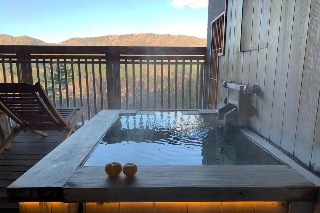 樋口智恵子のインスタグラム：「The winter solstice❄️Onsen & Yuzu♨️🍊 . . . . 箱根の森の中で、冬至と風の時代を迎えました。 柚子が浮かんだお湯に浸かりながら、自由で柔軟な発想を持って風のように駆け抜けたいなぁと水瓶座の私はわくわくとした気持ちです！ 円かの杜は清潔感があって居心地が良いので大好きなお宿。最初から最後まで他のゲストと会うことなく過ごせるのは、この時期ありがたいです。やっぱり冬の温泉は最高！ . . . . #円かの杜 #箱根温泉 #部屋付き露天風呂 #冬至 #柚子湯 #温泉旅館 #箱根 #hakone #onsen #風の時代 #温泉好き」