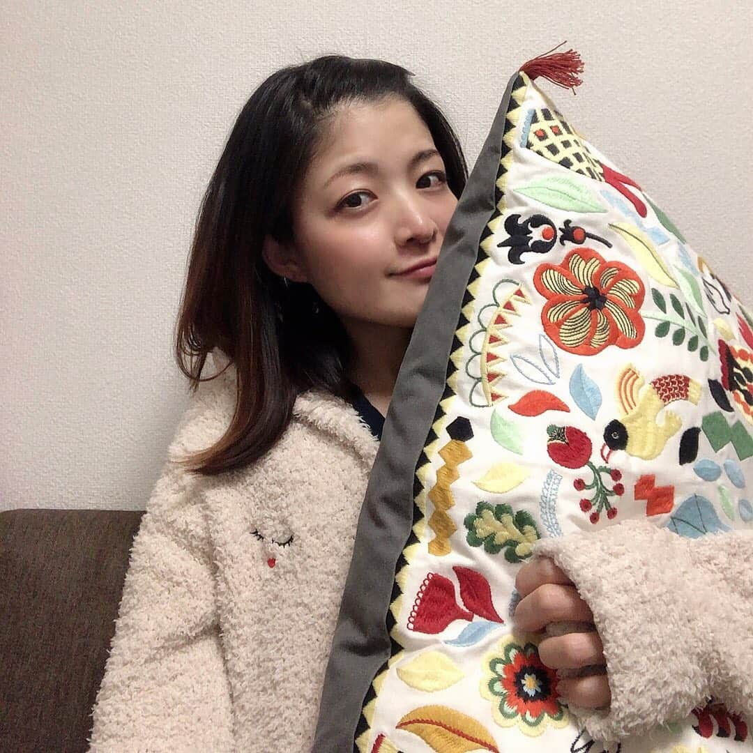 森田紗英さんのインスタグラム写真 - (森田紗英Instagram)「_ 最近のおうち時間は アジョリーのふわふわパーカーで ぬくぬくしながら IKEAで購入した刺繍まくらを抱きながら 映画かドラマを見ながら 携帯をいじいじしてる🤤 (ながらが多すぎる) _ 今日はお休みだから、 お部屋の掃除しながら ゲームオブスローンズを見ます◎ _ _ _ #ふわふわ #もこもこ #アジョリー #likes #かわいい #ぬくぬく #パーカー #部屋着 #刺繍 #まくら #ikea #gd #pr #winter  #roomwear #ajolie #housetime」12月23日 11時12分 - moricoff