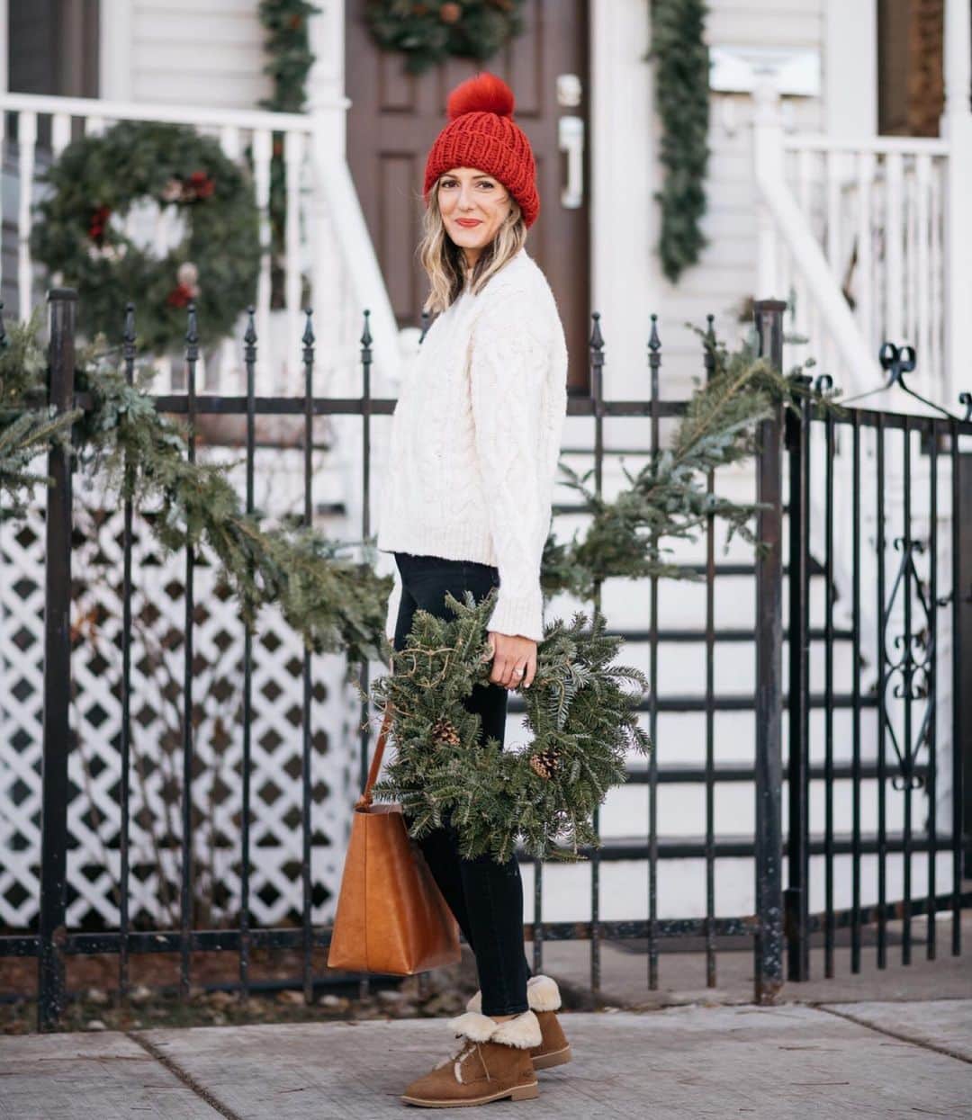 Anna Jane Wisniewskiのインスタグラム：「Ok, so yesterday I shared some tips to help get you in the mood for the holidays. The boys and I watched The Muppets Christmas Carol (on Disney+ if you have it) from the 90s and it was just as good as I remembered. God bless that Tiny Tim! 😭  We’ve also watched Home Alone about 100 times (fun fact: The Home Alone house is in my town. Maybe I’ll drive by it on IG stories tomorrow but there’s always a crowd of people taking photos in front of it 👀)  Favorite holiday movie? Lifetime and Hallmark count, of course!」