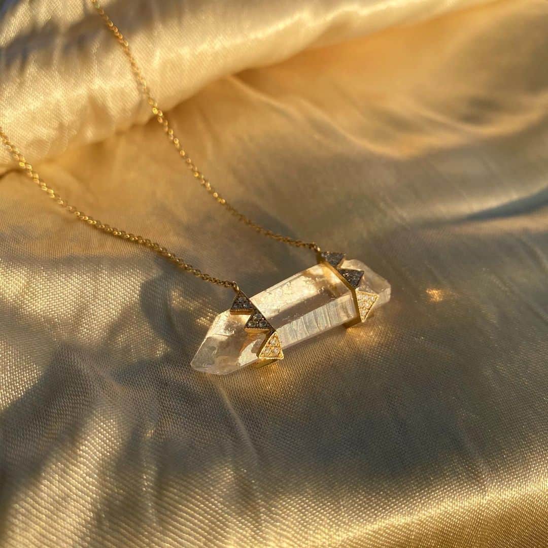 ウィンターケイトさんのインスタグラム写真 - (ウィンターケイトInstagram)「Catching the light ✨ each HOH Fine Crystal is charged under the full moon by @nicolerichie」12月23日 11時13分 - houseofharlow1960
