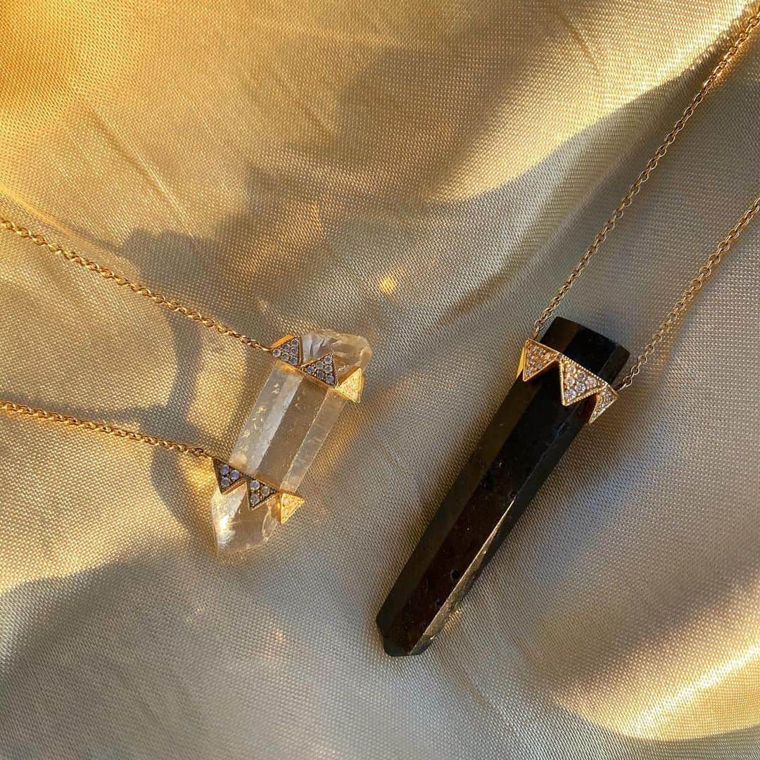 ウィンターケイトのインスタグラム：「Catching the light ✨ each HOH Fine Crystal is charged under the full moon by @nicolerichie」