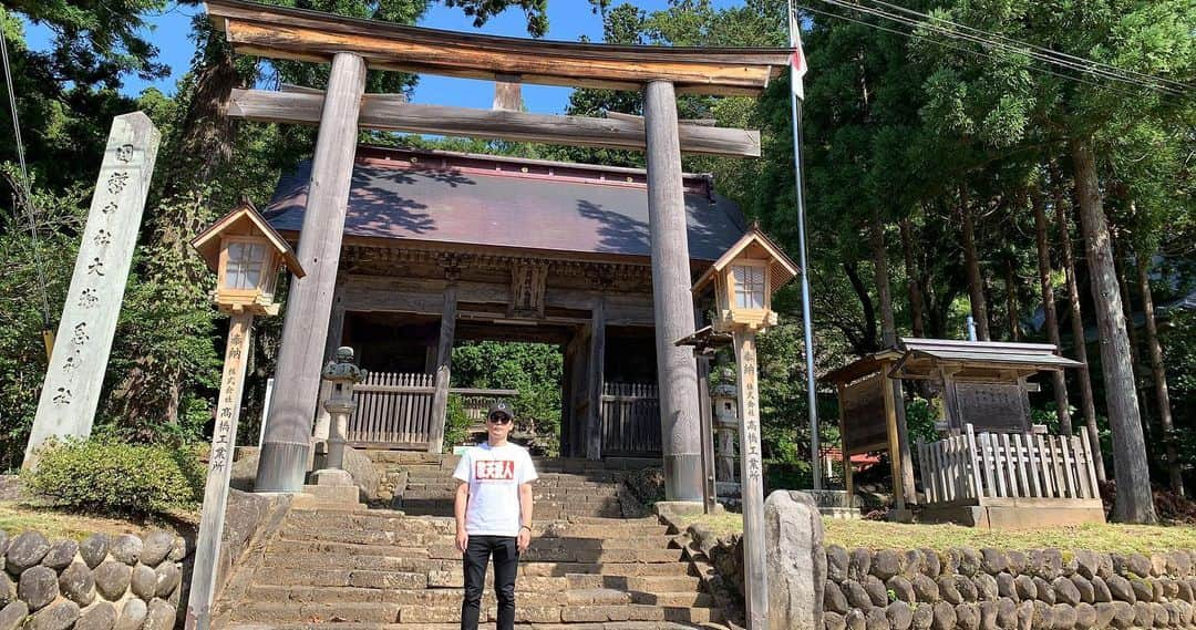 SPICY CHOCOLATEさんのインスタグラム写真 - (SPICY CHOCOLATEInstagram)「✴︎ なんで神社に行くの？ って質問を よくされるんだけど。。  ここ近年は、 一の宮神社、国宝、 重要文化財、天然記念物、 温泉、ご当地グルメを 見学して"刺激"を もらうコトがマイブーム。  ちなみに、 一の宮神社とは、 ある地域の中で最も 社格の高いとされる 神社のことで 全国に104社あります。 オレは現在、61社を 巡拝してるので 全国一の宮巡り達成まで、 残り43社⛩  一の宮神社は ほぼほぼ1000年以上の 歴史があり 人生約70年と考えたとしても 約１５回くらい 生まれ変わらないと 追いつけないくらい大先輩☝🏻  同じ場所にずっ〜と変わらず 千年以上も佇んでいるなんて 凄すぎるやろー✨  戦火や天災で焼失しても 同じ土地に再建して今も尚 鎮座されている。  だからパワースポットって 言われるんだな。  名勝を巡りながら頭の中を タイムマシーンに乗せ 歴史に思いを馳せてみると、 日本の文化はホント独特で カッコいいなと 改めて感心させられる。  最先端の流行や ブームも悪くないけど、 長くなが〜く積み重ねてきた 歴史は魅力的だから好き。  日本には 先代の方々が 何百年、何千年と 守り受け継いできた 古来の伝統や文化 沢山の歴史的建造物、 史跡名勝天然記念物がある。  オレ達の世代で 消滅させたなんてしたら 罰当たる。  次の世代にも 素晴らしい景色や伝統文化を ちゃんと残さないとな〜、 なんて全国を巡拝しながら 思ったりもする。  日本政府 外国人の土地や 不動産購入を規制しろ💥 おエライさんや、 頭のいい人達が 考えることはよく分からない。 なんて毒も吐きつつ、、  今年も色々な場所へ 訪れることができたし 空気を吸い、食べて、寝て、 日々いろんなことを 感じれることに感謝。 . 日本各地には パワースポットが たくさんあるので ぜひ行って触れてみてほしい。 . 今年巡った中で オレのオススメは、 伊勢国一宮 #椿大神社 滋賀の #日吉大社 も👌  みなさんの オススメあったら 教えてください？  当たり前にあるけど、 当たり前じゃない それぞれの人生を 最後に笑えるように ともに歩こう♪ . 今年の23日も 残り0回。  #全国一宮巡り #八百万の神　 #令和二年 #12月23日 #一の宮神社 #御神木 #国宝  #重要文化財 #天然記念物 #名勝 #歴史 #文化 #伝統  #神社フォトコンわたしと神社  #SPICY_CHOCOLATE  🇯🇵🌟⛩🙏🏻😄」12月23日 11時23分 - spicy_chocolate23