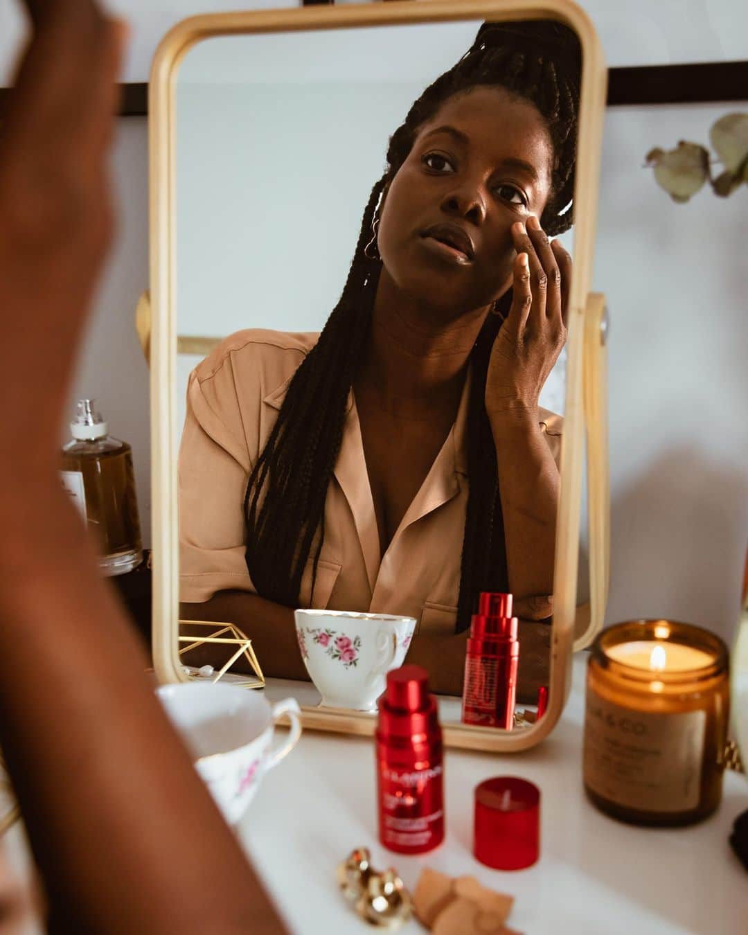 Clarins Canadaのインスタグラム：「Spending long hours on the computer and on the phone can affect the eye contour area. Fortunately, the cassie wax and organic harungana extracts that are contained in the Total Eye Lift were combined to create an instant smoothing-lift effect that brightens the eyes.👀✨⁣ ___________⁣ Les longues heures passées devant l'ordinateur et le téléphone peuvent contribuer à un regard d'aspect fatigué. Heureusement, la cire de cassie et l’extrait d’harungana bio que contient notre soin contour des yeux Total Eye Lift, ont été combinés pour créer un effet lift-lissant instantané qui apporte lumière au regard.👀✨⁣ .⁣ .⁣ .⁣ 📸 : @petiteandbold⁣ #Clarins #ItsAllAboutYou #ClarinsSkinCare #TotalEyeLift」
