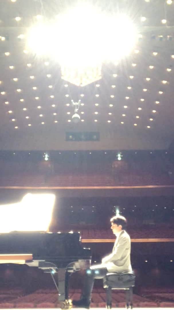 のインスタグラム：「Japanese Hungarian Steinway Artist, Universal Music Artist #MiyujiKaneko wishing a peaceful, merry Christmas with this music. @classicfm @umusicjapan @steinwayandsons @japanarts_corp @deccaclassics @dgclassics @universalmusicgroup #インスタピアノ同好会 #piano」