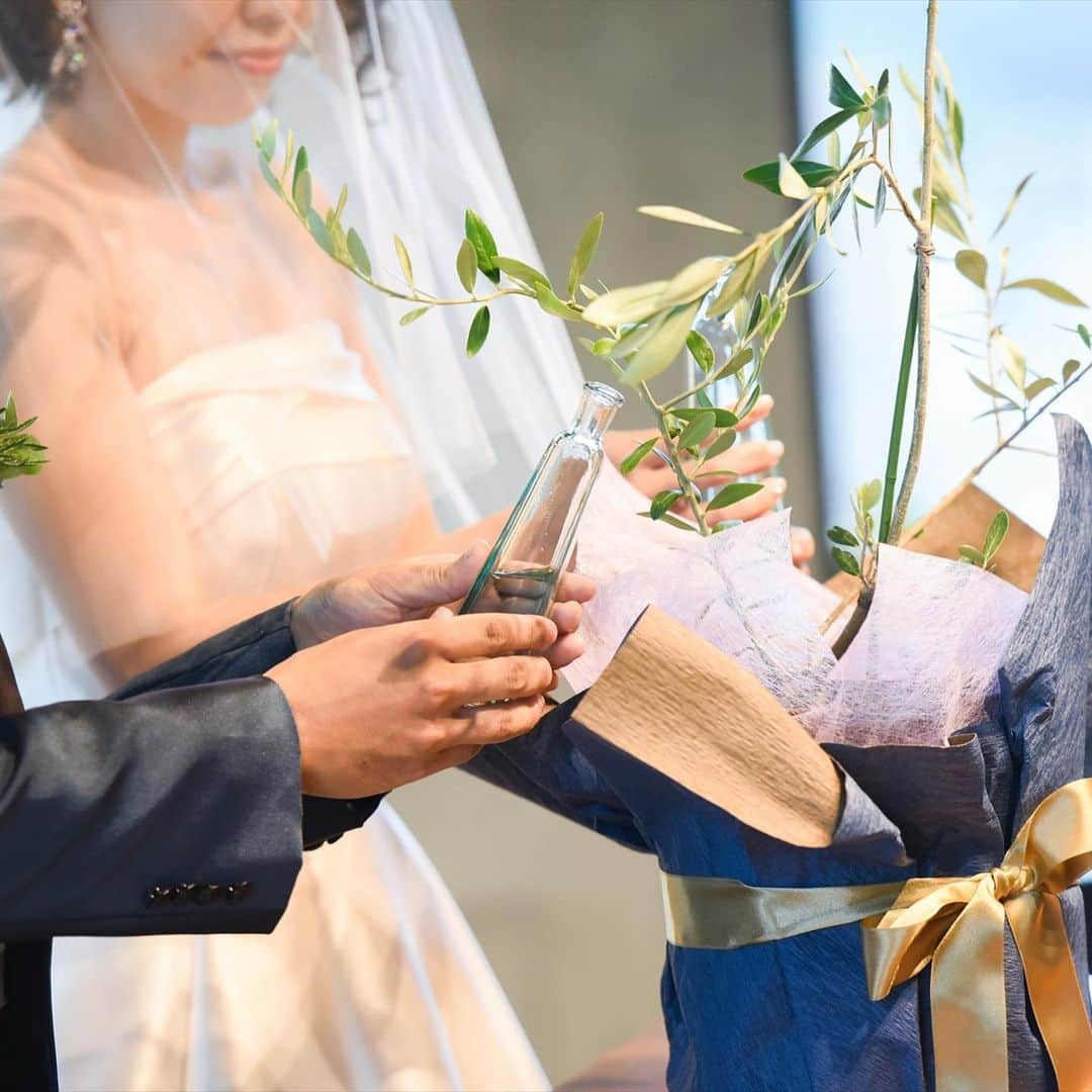 THE STYLE No.20 NEW YORK STYLE WEDDINGのインスタグラム：「.  水合わせの儀♡  口コミサイトの料理部門5年連続No.1獲得 No.20で自分たちらしい結婚式が叶う . ↓詳しくはHPをチェック↓ https://www.styles.jp/wedding/20f/ . 週末＆平日ブライダルフェアを開催しております メッセージ or ダイレクトメールからでも予約可能 . ↓ TEL ↓ 086-234-7310 . ↓ MAIL ↓ info-thestyle@styles.jpn.com . #thestyle #wedding #bridal #party #weddingparty #weddingphoto #weddingdress#starwedding #instagood #instalike #love #style #instapic  #結婚式 #結婚 #岡山結婚式 #ウェディング #プレ花嫁 #花嫁#ファーストミート #テーブルコーディネート #結婚式準備 #日本中のプレ花嫁さんと繋がりたい #ウェディングドレス #ウェディングフォト #ウェディングレポ #令和婚 #令和」