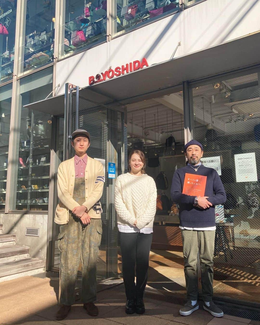B JIRUSHI YOSHIDAのインスタグラム：「おはようございます。 只今の代官山地区の天候は晴れ。 本日の最高気温は、14℃の予報です。 クリスマスに向けて例年通り最高気温が高くなってきましたね。日中はぽかぽかしているのでこの日のうちに洗濯物を終わらすといいかもしれません。 ・ 本日はこのメンバーでご案内いたします。 ・ 閉店が迫った当店に於いて、改めて〈吉田カバン〉の魅力に気づき、仕事後家ではビール片手に吉田カバンの本を読み漁っては「こんなのもあるんだ」と知識を増やしているスタッフがおります。特に古い吉田カバンに詳しい方がいらっしゃいましたら是非ともご教授頂きたいと思います。 ・ それでは、本日も皆様のご来店をお待ちしております。 ・ ＜営業終了のお知らせ＞ B印 ヨシダ 代官山は、12月27日(日)をもって営業を終了いたします。 最終営業日まで、変わらぬご愛顧のほど、宜しくお願いいたします。 営業終了後はビームスジャパン3Fにて販売をいたしますので、どうぞご利用いただきますよう宜しくお願いいたします。  #beams #bjirushiyoshida #b印ヨシダ」