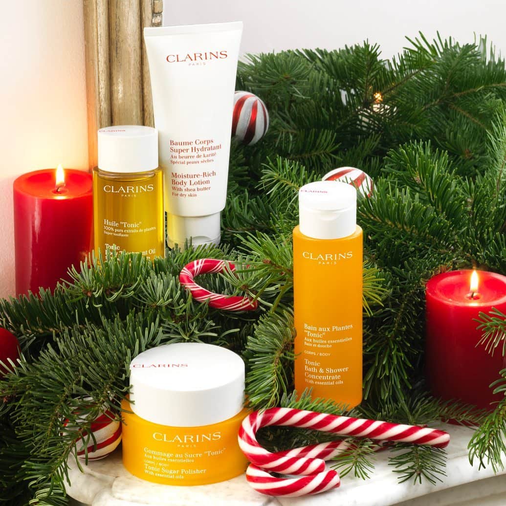 CLARINSさんのインスタグラム写真 - (CLARINSInstagram)「🎄Are you taking time to #selfcare during the holidays? Tell us how in emojis in the comments👄🌿❄️  #skincare  #clarins #clarinsskincare」12月23日 11時32分 - clarinsusa