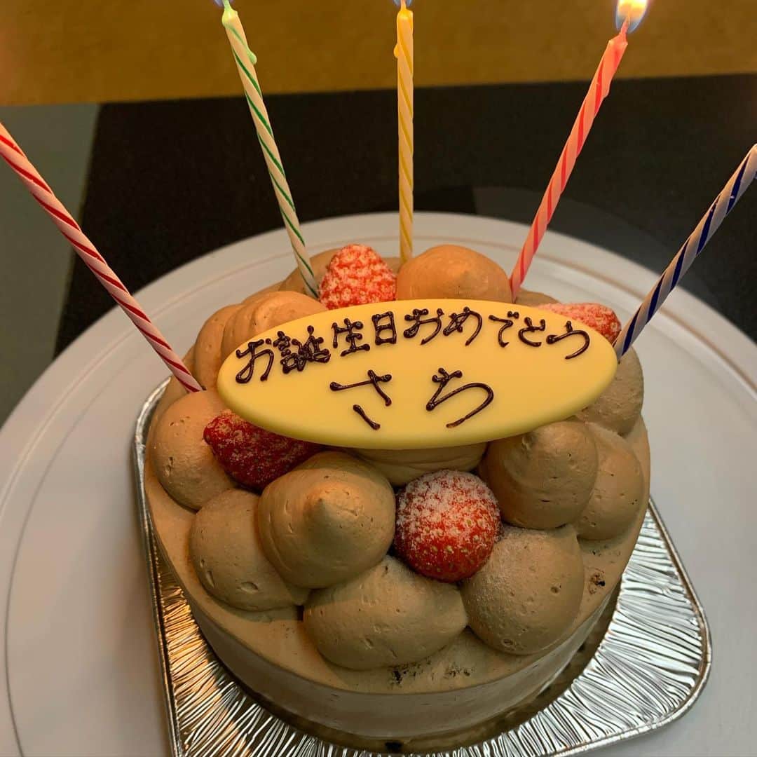 小田島沙知（かぎしっぽ）さんのインスタグラム写真 - (小田島沙知（かぎしっぽ）Instagram)「今年は沢山ケーキを頂いたー！！ 嬉しす！歳はとりたくないけど嬉しす！ この世には沢山美味しいケーキがあるんだなと実感できました！！ 来年の12月も楽しみにしてますw  #かぎしっぽさち #誕生日 #ケーキ #チョコケーキ #チーズケーキ #ショートケーキ #アイス #美味しい #太る #ボクシングで #痩せよう #レッツ #ボクササイズ」12月23日 11時34分 - kagisippo_sachi