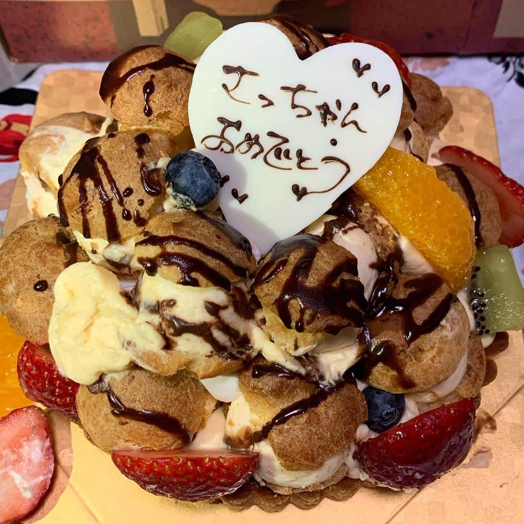 小田島沙知（かぎしっぽ）のインスタグラム：「今年は沢山ケーキを頂いたー！！ 嬉しす！歳はとりたくないけど嬉しす！ この世には沢山美味しいケーキがあるんだなと実感できました！！ 来年の12月も楽しみにしてますw  #かぎしっぽさち #誕生日 #ケーキ #チョコケーキ #チーズケーキ #ショートケーキ #アイス #美味しい #太る #ボクシングで #痩せよう #レッツ #ボクササイズ」