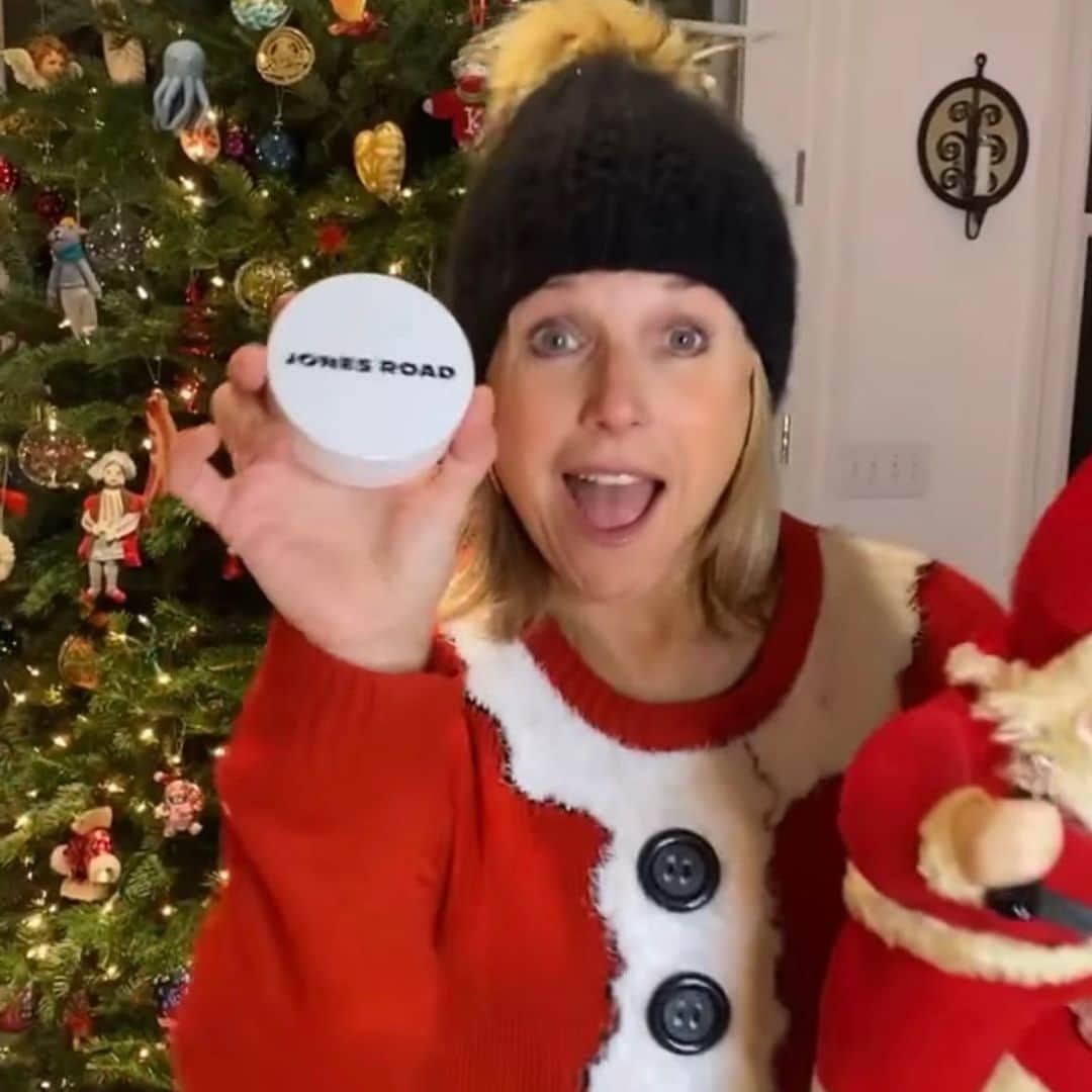 ボビー・ブラウンのインスタグラム：「How cute is @katiecouric ? Love her. #happyholidays #festivusfortherestofus」