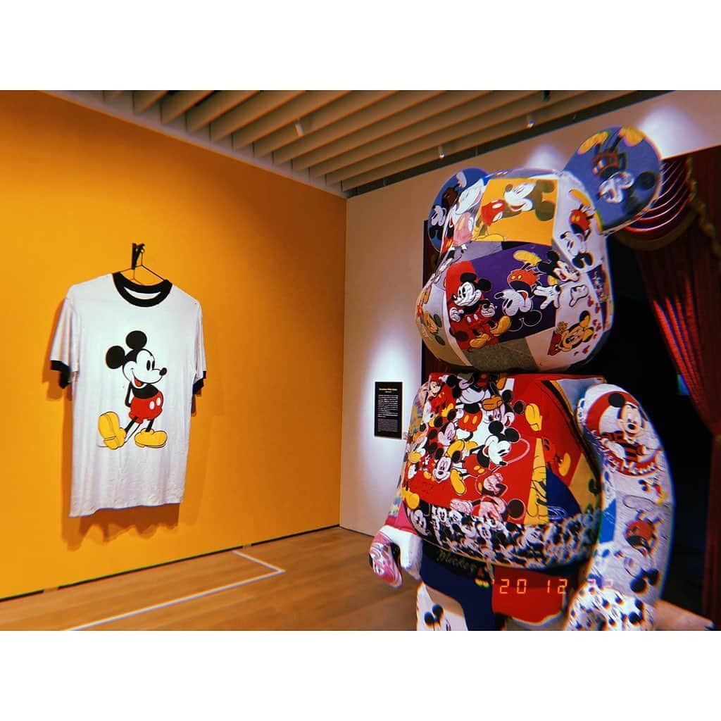 林唯衣さんのインスタグラム写真 - (林唯衣Instagram)「ディズニーランドの翌日は「ミッキーマウス展」へ行ってきたよ〜〜〜世界中のクリエイターが好き勝手にミッキーを表現しまくっててワクワクしちゃった！丸が3つあればミッキーってわかるのって凄い事よね〜〜写真が沢山撮れるのも楽しさ倍増だけど、撮れない箇所がとびっきりすごかったのも行ってよかったなあ。と思えたよ。キースへリングのミッキーマウス(穴があくくらい見てきた)、ファンタジアの映像はスクリーンを5枚使って立体的になってて「最新技術凄い」ってなるし、蒸気船ウィリーはもう！アイデアすごい！原点と現代の融合！現代アーティスト達に映像をリメイクさせてそれを繋ぎ合わせてたんだけど見応えしかなかった。どこかでまた観たいよ、あの映像〜〜〜過去も今もこの先もミッキーはずっと愛され続けていくんだろうなあ。貸し切り状態だった(日時指定券で11時にイン！)のでゆっくりゆったり観たよ☺️ #ミッキーマウス展　#ハヤシ旅」12月23日 11時38分 - yui__hayashi