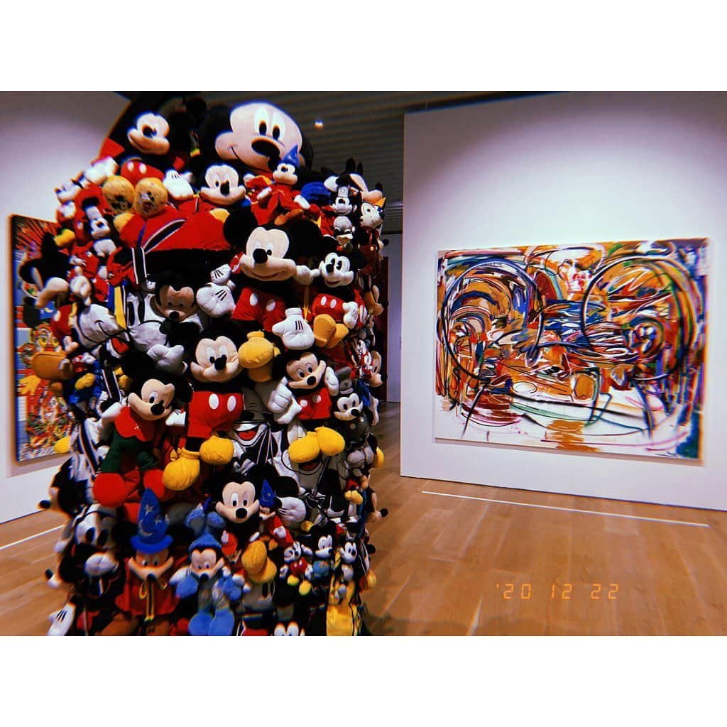 林唯衣さんのインスタグラム写真 - (林唯衣Instagram)「ディズニーランドの翌日は「ミッキーマウス展」へ行ってきたよ〜〜〜世界中のクリエイターが好き勝手にミッキーを表現しまくっててワクワクしちゃった！丸が3つあればミッキーってわかるのって凄い事よね〜〜写真が沢山撮れるのも楽しさ倍増だけど、撮れない箇所がとびっきりすごかったのも行ってよかったなあ。と思えたよ。キースへリングのミッキーマウス(穴があくくらい見てきた)、ファンタジアの映像はスクリーンを5枚使って立体的になってて「最新技術凄い」ってなるし、蒸気船ウィリーはもう！アイデアすごい！原点と現代の融合！現代アーティスト達に映像をリメイクさせてそれを繋ぎ合わせてたんだけど見応えしかなかった。どこかでまた観たいよ、あの映像〜〜〜過去も今もこの先もミッキーはずっと愛され続けていくんだろうなあ。貸し切り状態だった(日時指定券で11時にイン！)のでゆっくりゆったり観たよ☺️ #ミッキーマウス展　#ハヤシ旅」12月23日 11時38分 - yui__hayashi