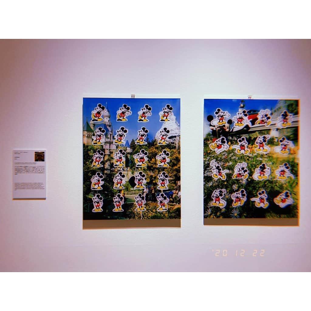 林唯衣さんのインスタグラム写真 - (林唯衣Instagram)「ディズニーランドの翌日は「ミッキーマウス展」へ行ってきたよ〜〜〜世界中のクリエイターが好き勝手にミッキーを表現しまくっててワクワクしちゃった！丸が3つあればミッキーってわかるのって凄い事よね〜〜写真が沢山撮れるのも楽しさ倍増だけど、撮れない箇所がとびっきりすごかったのも行ってよかったなあ。と思えたよ。キースへリングのミッキーマウス(穴があくくらい見てきた)、ファンタジアの映像はスクリーンを5枚使って立体的になってて「最新技術凄い」ってなるし、蒸気船ウィリーはもう！アイデアすごい！原点と現代の融合！現代アーティスト達に映像をリメイクさせてそれを繋ぎ合わせてたんだけど見応えしかなかった。どこかでまた観たいよ、あの映像〜〜〜過去も今もこの先もミッキーはずっと愛され続けていくんだろうなあ。貸し切り状態だった(日時指定券で11時にイン！)のでゆっくりゆったり観たよ☺️ #ミッキーマウス展　#ハヤシ旅」12月23日 11時38分 - yui__hayashi