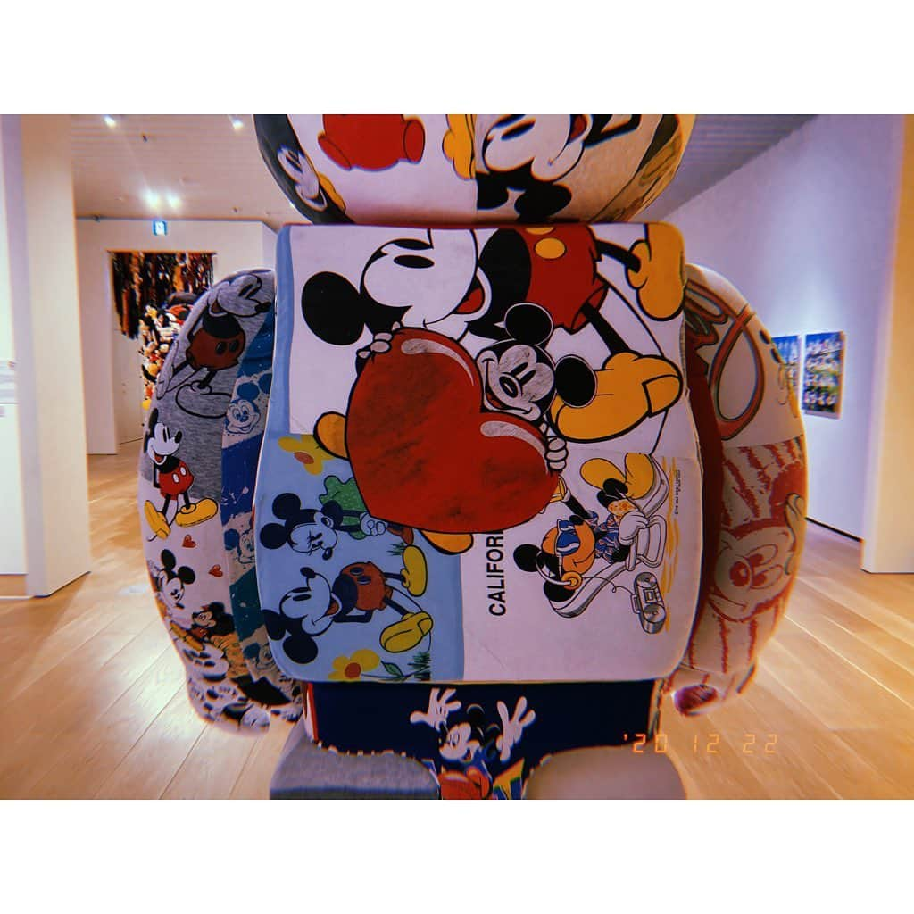 林唯衣さんのインスタグラム写真 - (林唯衣Instagram)「ディズニーランドの翌日は「ミッキーマウス展」へ行ってきたよ〜〜〜世界中のクリエイターが好き勝手にミッキーを表現しまくっててワクワクしちゃった！丸が3つあればミッキーってわかるのって凄い事よね〜〜写真が沢山撮れるのも楽しさ倍増だけど、撮れない箇所がとびっきりすごかったのも行ってよかったなあ。と思えたよ。キースへリングのミッキーマウス(穴があくくらい見てきた)、ファンタジアの映像はスクリーンを5枚使って立体的になってて「最新技術凄い」ってなるし、蒸気船ウィリーはもう！アイデアすごい！原点と現代の融合！現代アーティスト達に映像をリメイクさせてそれを繋ぎ合わせてたんだけど見応えしかなかった。どこかでまた観たいよ、あの映像〜〜〜過去も今もこの先もミッキーはずっと愛され続けていくんだろうなあ。貸し切り状態だった(日時指定券で11時にイン！)のでゆっくりゆったり観たよ☺️ #ミッキーマウス展　#ハヤシ旅」12月23日 11時38分 - yui__hayashi