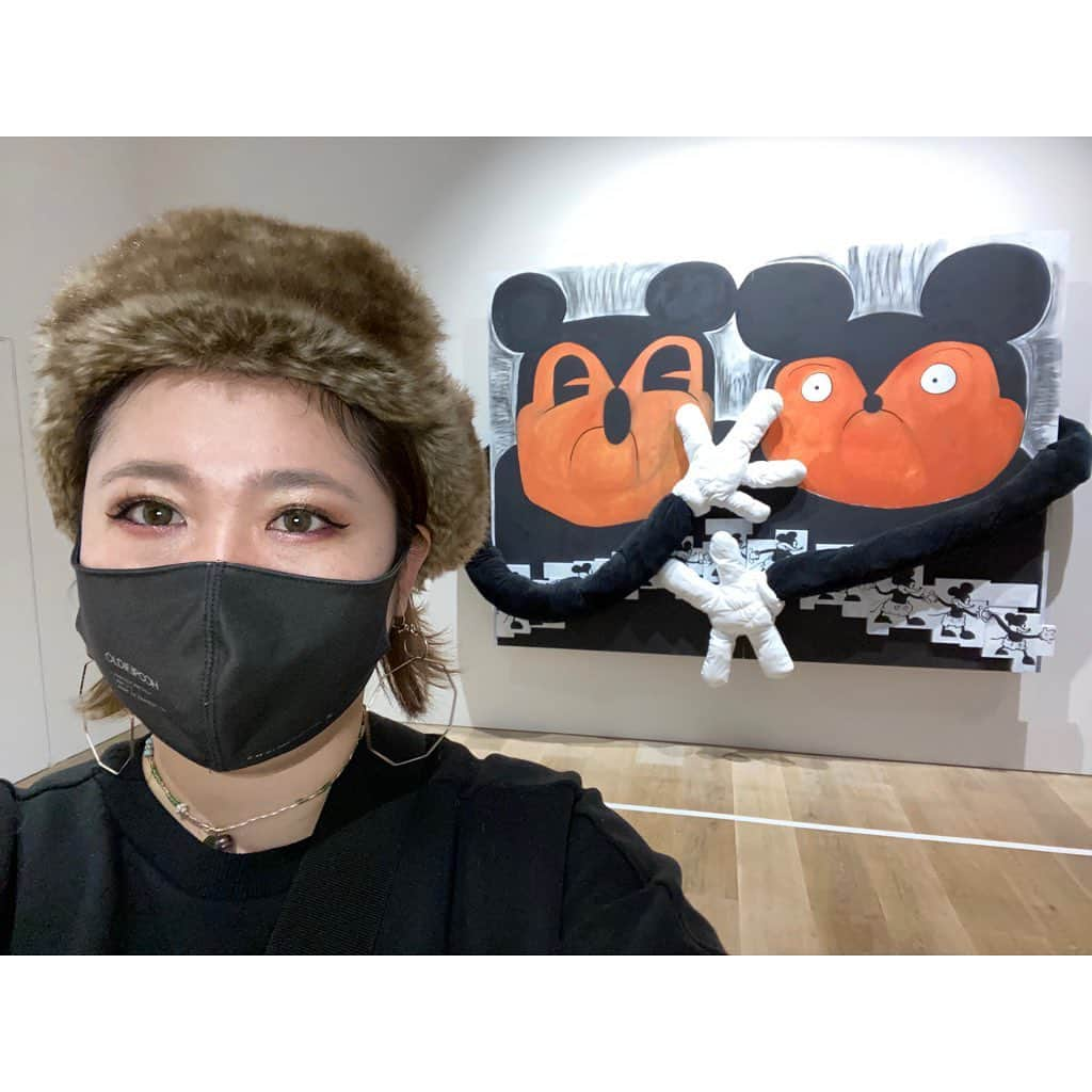 林唯衣のインスタグラム：「ディズニーランドの翌日は「ミッキーマウス展」へ行ってきたよ〜〜〜世界中のクリエイターが好き勝手にミッキーを表現しまくっててワクワクしちゃった！丸が3つあればミッキーってわかるのって凄い事よね〜〜写真が沢山撮れるのも楽しさ倍増だけど、撮れない箇所がとびっきりすごかったのも行ってよかったなあ。と思えたよ。キースへリングのミッキーマウス(穴があくくらい見てきた)、ファンタジアの映像はスクリーンを5枚使って立体的になってて「最新技術凄い」ってなるし、蒸気船ウィリーはもう！アイデアすごい！原点と現代の融合！現代アーティスト達に映像をリメイクさせてそれを繋ぎ合わせてたんだけど見応えしかなかった。どこかでまた観たいよ、あの映像〜〜〜過去も今もこの先もミッキーはずっと愛され続けていくんだろうなあ。貸し切り状態だった(日時指定券で11時にイン！)のでゆっくりゆったり観たよ☺️ #ミッキーマウス展　#ハヤシ旅」