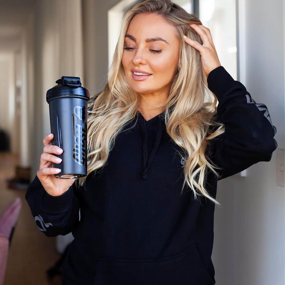BROOKE EVERSさんのインスタグラム写真 - (BROOKE EVERSInstagram)「Missing my @ghostlifestyle family! 😩 I can’t wait to get back into training and my daily stack! Atm I’m having my protein smoothie in the afternoons to help with my energy levels! This baby is taking everything Lol....USE CODE “Brooke Evers” at checkout for 20% off http://ghostlifestyle.com 👻🎅🏼🤶🏼」12月23日 11時43分 - brookeevers