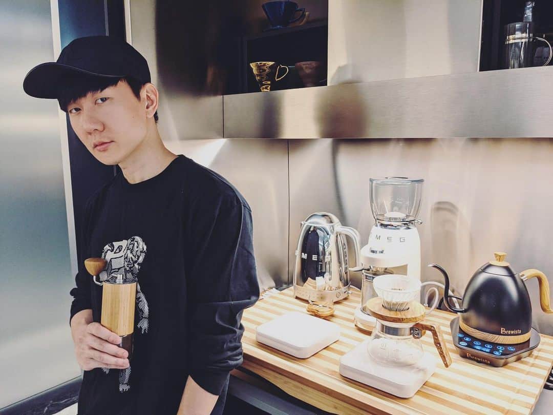 林俊傑のインスタグラム：「See you later! 待會見！ @miraclecoffee151   #3rdanniversary」