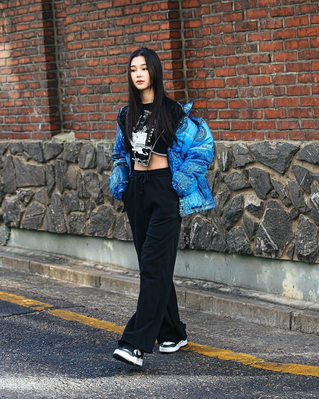 가로수길 , Seoulのインスタグラム：「Street @see_nooon @krsp_official 🔥🔥 씨눈님」