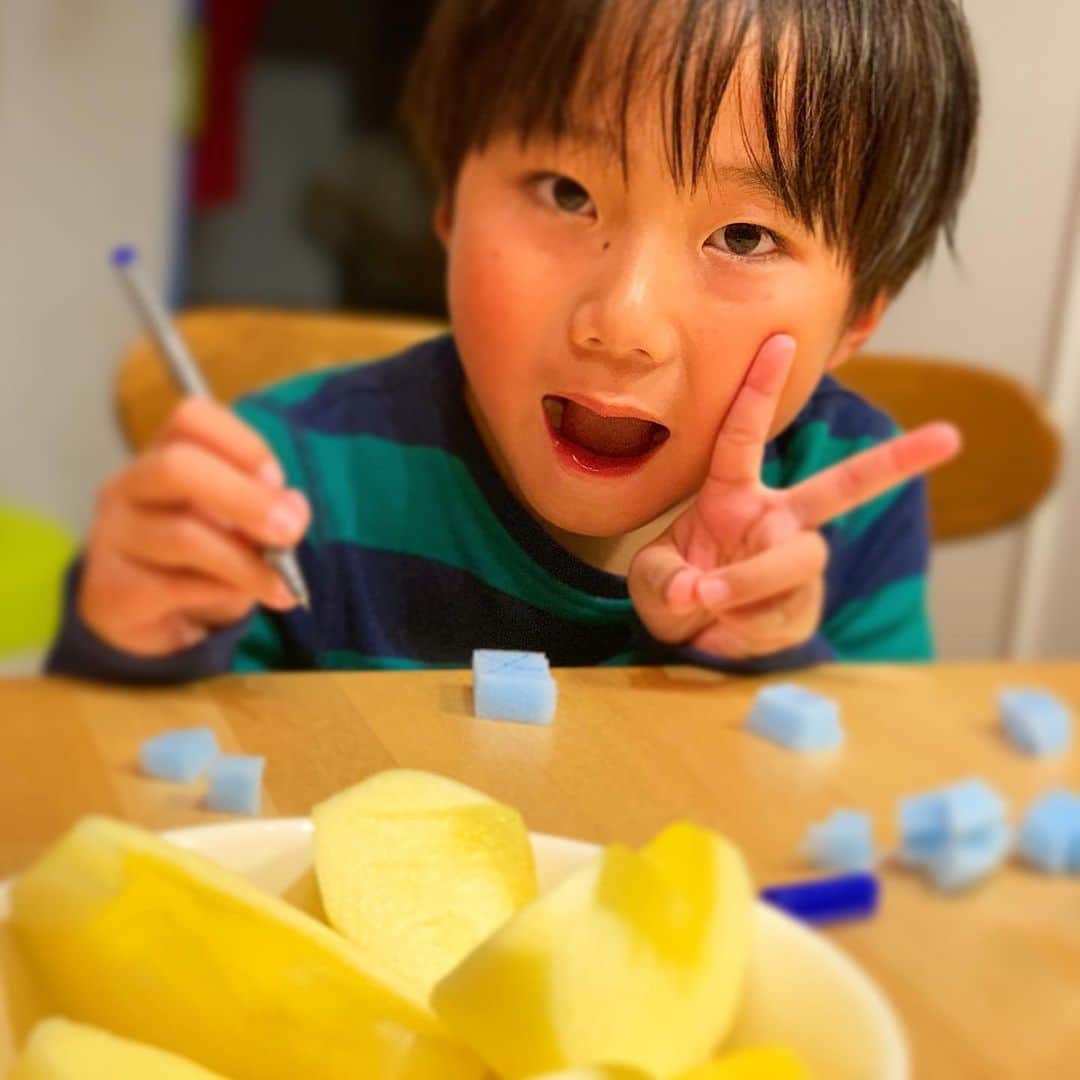 藪木健太郎さんのインスタグラム写真 - (藪木健太郎Instagram)「青森の美味しいリンゴ🍎をいただいた。 これでもかと蜜がたっぷり(^^) 記念にりんごのお兄さんと2Sを撮りました！」12月23日 11時45分 - kentaroyabuki