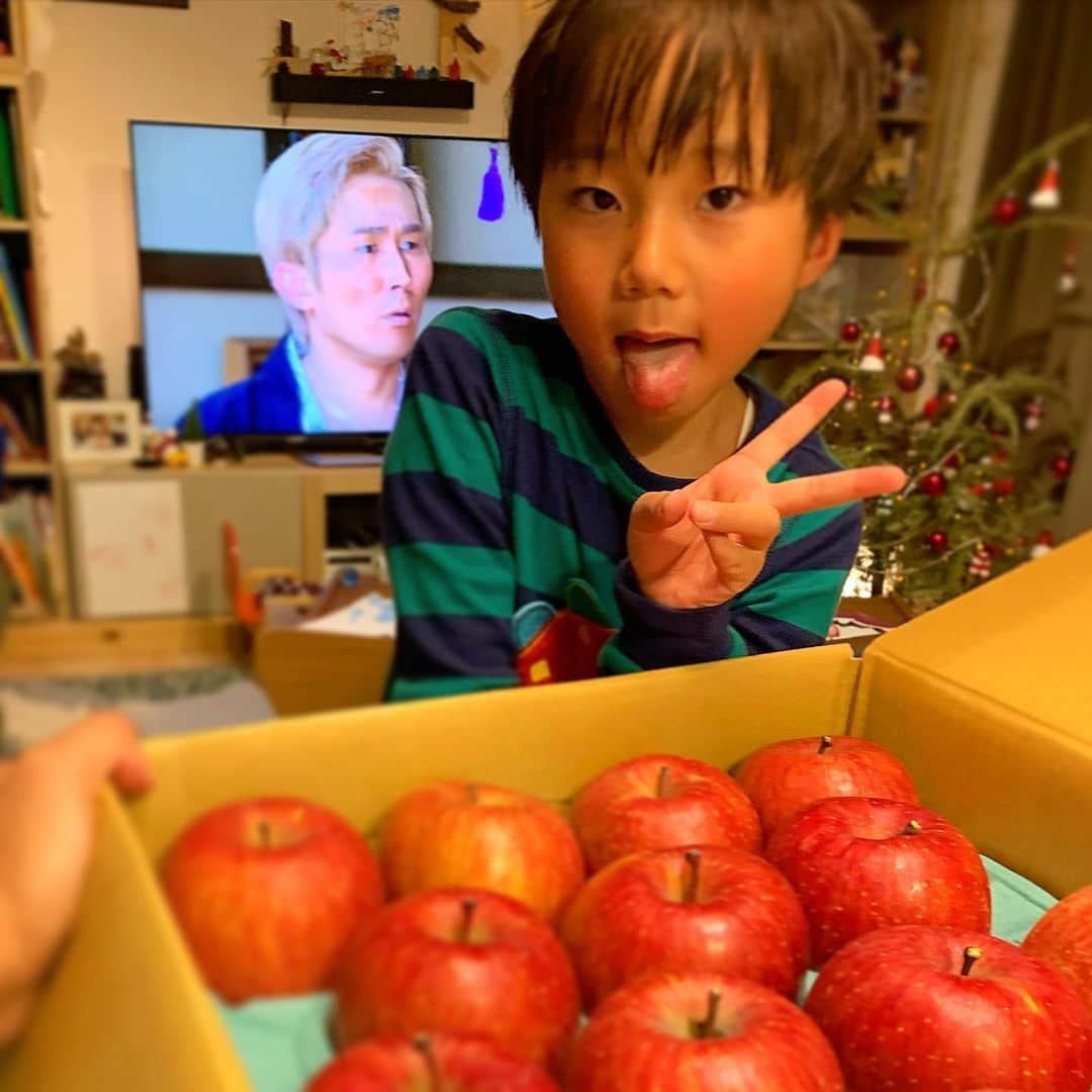 藪木健太郎のインスタグラム：「青森の美味しいリンゴ🍎をいただいた。 これでもかと蜜がたっぷり(^^) 記念にりんごのお兄さんと2Sを撮りました！」