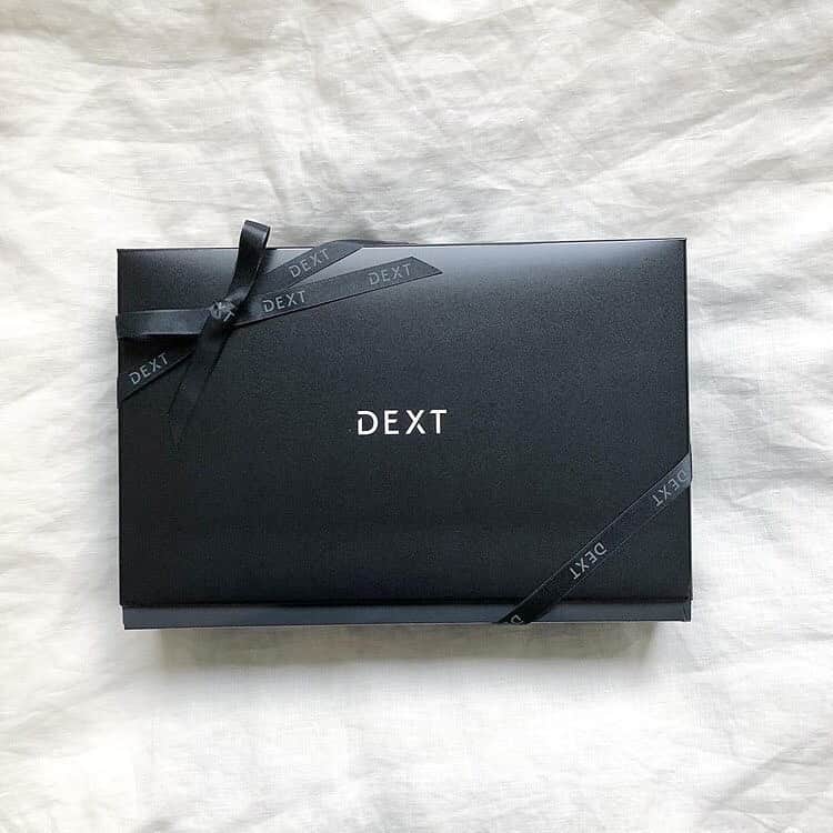 のインスタグラム：「【Xmasに贈る、高級エチケットアイテム】﻿ ﻿ #DEXT 公式Instagramです。﻿ ﻿ 「DEXT GIFT SET」﻿ 本格エチケットアイテムのギフトセット。﻿ ﻿ DEXTのギフトボックスは、高級感あるシックなデザイン。﻿ おしゃれで特別感のあるギフトにいかがでしょうか？﻿ ﻿ --------------------﻿ Repost﻿ @tatsu_liberte﻿ この時期は大人の男性へのギフトで悩んでいませんか？？﻿ ﻿ 今回はXmasに欲しいギフトブランドを紹介致します！﻿ ﻿ 大人の男性のための﻿ エチケットケアブランド @dextsalon﻿ ﻿ いつもとは違う高級エチケットケアアイテムがセットになっており、気軽に渡せるプレゼントとしても人気です！﻿ ﻿ 大人の男性にとって「清潔感」はマスト﻿ なので喜ばれることは間違いなし。﻿ ﻿ #DEXT #DEXTsalon #supported﻿ ﻿ セット内容﻿ ・フェイス＆ボディ用リフレッシュシート﻿ ・ボディデオドラントミスト﻿ ・マウスウォッシュ(グレープスプレーバー)﻿ ﻿ 少しでも参考になれば幸いです。」