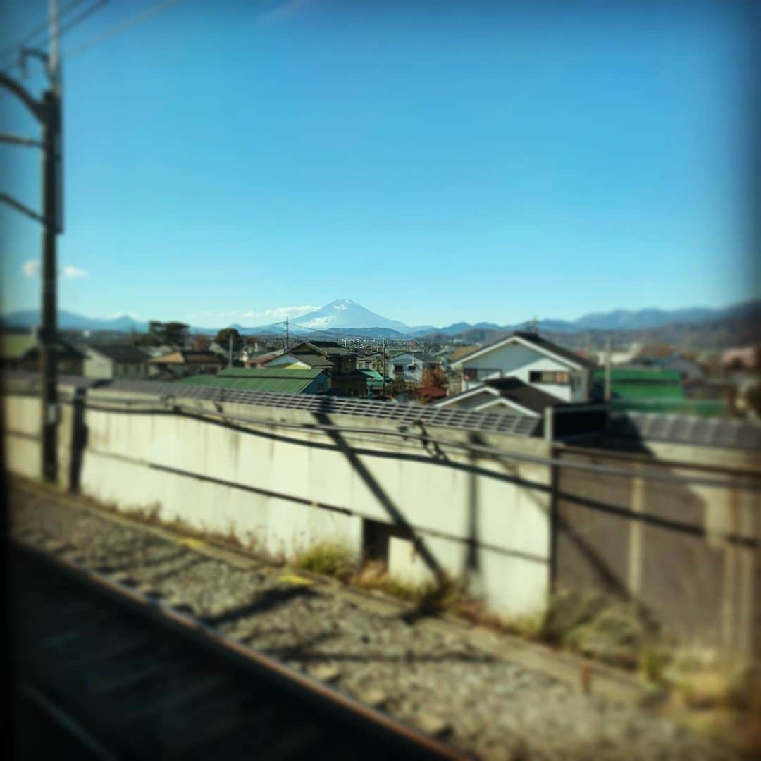 DJ AIKO 62さんのインスタグラム写真 - (DJ AIKO 62Instagram)「番組でも話した遠くから見る富士山。 月曜日はこちらの方がお姿がよく見えました。  #新幹線からの富士山  #富士山 #🗻 #mtfuji #DJAIKO62 #のぞみの車窓から」12月23日 11時52分 - djaiko62