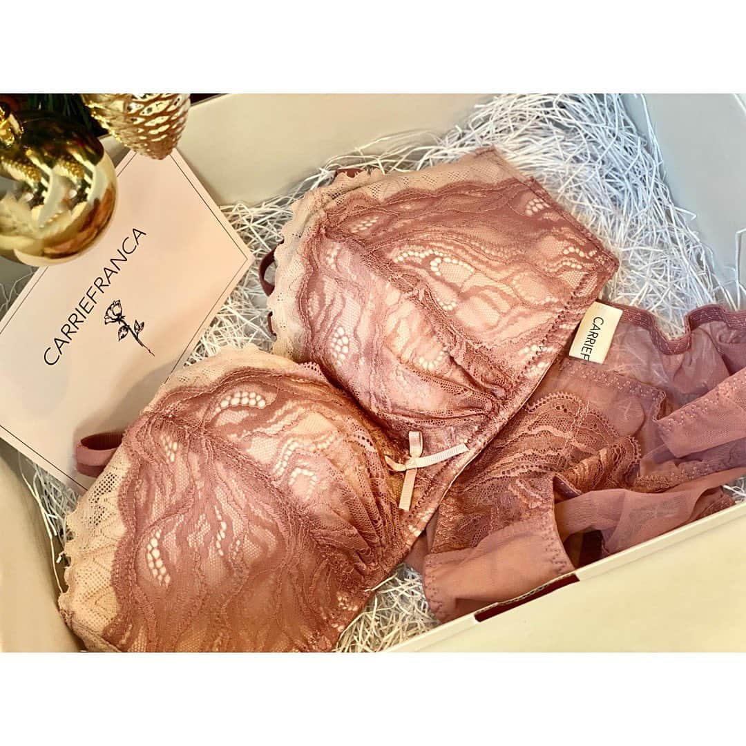 神子島みかさんのインスタグラム写真 - (神子島みかInstagram)「. #xmasgift 🎄 @carriefranca #lingerie . ✂︎-------------------------------------- . . #カリフランカ のランジェリー . #ヌーディーピンク の この下着が似合う体型になりたいわ…♥ . . . #ootd#fashion#carriefranca#Japanesegirl#japan#tokyo#mam#dad#kids#fam#instagood#instamood#instalike#instalove#instafollow#followme#instapic#Xmas#gift#アラサー#ママ#クリスマスプレゼント#クリスマス#下着 . . ⋆⸜ᵀᴴᴬᴺᴷ ᵞᴼᵁ⸝⋆」12月23日 11時53分 - kagomika