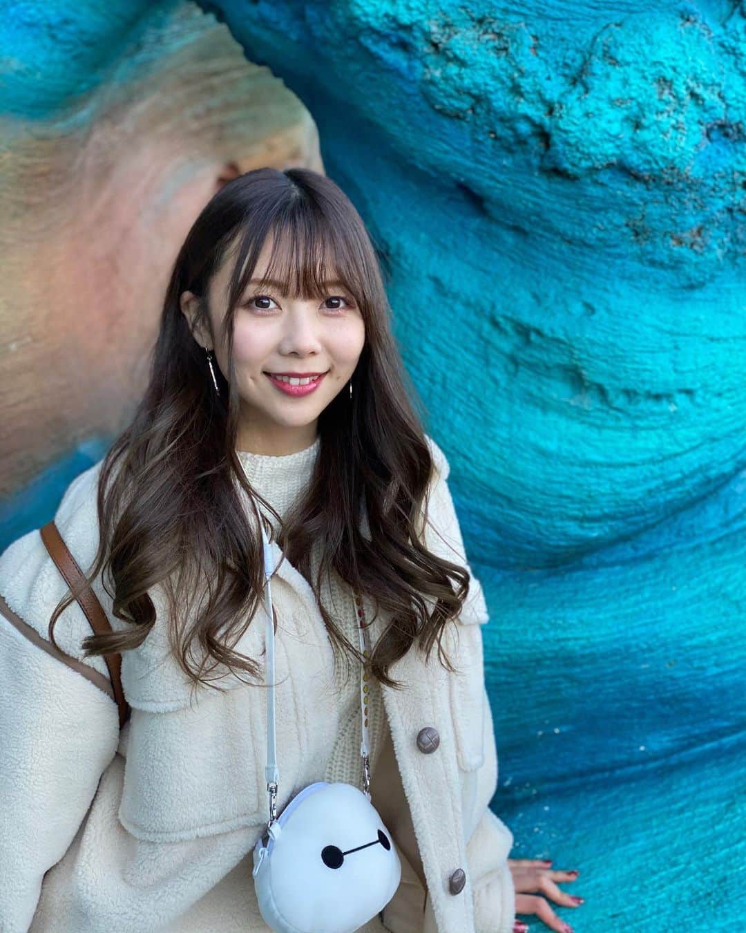 西村季里子のインスタグラム：「・  今年こそはダウン買おう買おう  と思って、 今年もまた別の ボアジャケットを買っちゃった🐑  いつぞやのディズニーコーデ🏳️ お尻まで長さがあるので とってもあったかかった🐻‍❄️🤍  #ボアジャケット#mercuryduo  #白#白コーデ#ディズニーコーデ #ディズニーシー#マーメイドラグーン  #ポートレート#撮影#カメラ#モデル #ベイマックス#ベイマックスコーデ #follow#followｍe #disneysea」