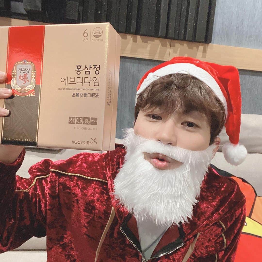 DINDINのインスタグラム：「#광고 크리스마스 겸 2021년에도 건강관리도 하면서 음악하자는 의미로 면역력 챙길수있는 정관장 홍삼정 에브리타임 작업실에 슬쩍 놓고감.  다들 건강하자! 땡큐! 🎄 제조원 : (주)한국인삼공사 #면역력산타정관장 #정관장 #면역크리스마스 #크리스마스에도정관장」