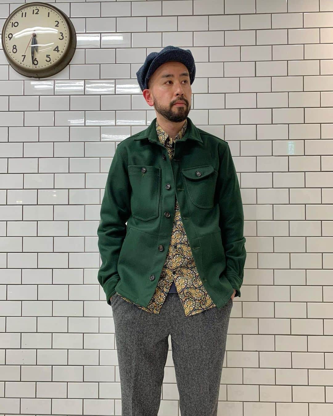 のインスタグラム：「FSC STAFF STYLE-GINZA SIX  Jacket:FREEMANS SPORTING CLUB CAMP SHIRTS Col:GREEN Price:¥53,000+tax  shirts:FREEMANS SPORTING CLUB CS-1 Col:NAVY PAISLEY Price:¥35,000+tax  Bottoms:FREEMANS SPORTING CLUB WOOL HERRINGBONE TROUSERS Col:GRAY Price:¥33,000+tax→¥23,100+tax[30%OFF]  Person:ISHIHARA Tall:182cm 着用サイズ Jacket:M Shirts:M Bottoms:M  #freemanssportingclub #fscginza #ginzasix #menswear #madeinusa」