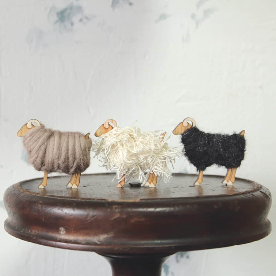 手紙社さんのインスタグラム写真 - (手紙社Instagram)「【糸を巻きつければオブジェにもなる、羊のキーリングをお家に飾りませんか？】﻿ 愛嬌たっぷりの生き物や美しい花々をモチーフに作られた「Tralalala.」のアクセサリー。今回の布博ではアクセサリーだけでなく、オリジナルのキーリングも販売中！　糸を巻きつければ、羊のオブジェとして飾ることもできますよ！﻿ ﻿ ▶︎「Tralalala.（@tralala_lab）」さんのショップは「12/23（水）19:00」まで販売中！﻿ ﻿ ＜新しいオンラインフェスティバル・布博　開催概要＞﻿ 会期：2020年12月14日（月）〜26日（土）﻿ チケット：一般 1,000円／手紙社の部員 900円﻿ 会場：「新しいオンラインフェスティバル・布博」公式サイト﻿ ▶︎詳細は「@textilefabrics」プロフィールのURLから！﻿ ﻿ ーーーーー﻿ ﻿ ◎「新しいオンラインフェスティバル・布博」は3本立て！﻿ ﻿ 1）オンラインミーティング（番組）﻿ ▶︎12/14（月）〜19（土）毎日開催！﻿ 出展者による作品紹介やアトリエツアーなどの番組を生配信！﻿ 作り手との会話をお楽しみいただけます。﻿ ﻿ 2）オンラインショッピング﻿ ▶︎12/14（月）〜毎日異なる出展者が販売を開始します！﻿ 出展者による新作や、ここでしか買えない限定作品、もちろん、定番商品も購入することができます！﻿ ※それぞれの販売期間は公式サイトからご確認ください﻿ ﻿ 3）スペシャル音楽ライブ番組﻿ 12/20（日）は7時間を超える生放送をお届け！﻿ 豪華アーティスト4組による音楽ライブや、プロのスタイリストが布博アイテムのスタイリングを紹介する「ライブスタイリング」を生配信します！﻿ ﻿ #手紙社#手紙舎#布博#オンラインイベント#新しいオンラインフェスティバル#新しいオンラインフェスティバル布博#ブローチ博#布雑貨#手芸#テキスタイル#刺繍#ハンドメイド#編み物#キーリング#アクセサリー#Tralalala.#tegamisha#nunohaku#textile#textiledesign#fabric#handmade#handcraft#accessory#embroidery」12月23日 11時58分 - tegamisha