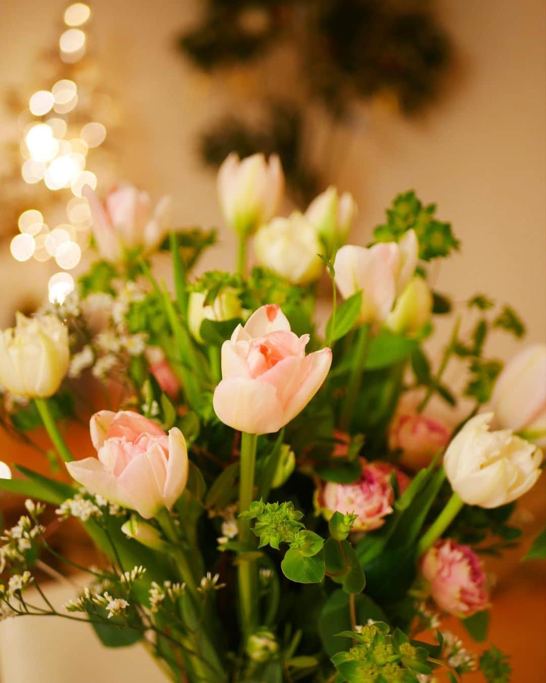 松下萌子さんのインスタグラム写真 - (松下萌子Instagram)「#日比谷花壇  から可愛い春のお花が届きました🌷 サブスクリプションサービスで、月に2回、幸せが届くんだって🌼楽しみだなぁ😌🎄 春は特に、お花が可愛い季節で大好きです。 お部屋にお花があると、一気に華やぐので、心も豊かに。  #ハナノヒ365days   #ハナノヒ 　#日比谷花壇サブスク」12月23日 11時58分 - moecochalkart