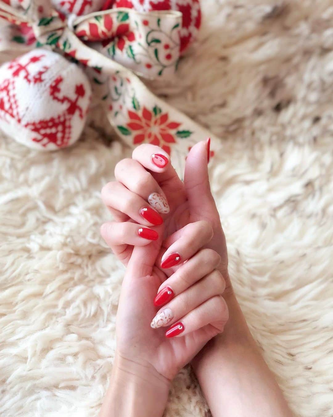 のインスタグラム：「⭐︎⭐︎⭐︎ #イヴイヴ ですね🎄💕 ・ ツリー、イルミネーション✨✨それだけでわくわくしちゃう〜🥰 ・ ・ ・ 先日、心斎橋にあるネイルサロン @salon_doudou さんへ行ってきました💅 ・ ネイルもね、今回は𝘊𝘩𝘳𝘪𝘴𝘵𝘮𝘢𝘴🎄 を意識して赤にしました❤️そして、左右1本ずつ ピンクのレオパード〜🐆💕 ・ 実は " 隠れハート💓" 入りなんですよ❗️ お写真𝕤𝕨𝕚𝕡𝕖⇨⇨して、よ〜く見てみてね😉 ・ とっても可愛く仕上がって、大満足です🤗💕 ・ ・ ネイリストさんは、いろいろと相談に乗って下さいますし、会話も楽しくて〜😌✨ 気付いたら、仕上がってるって感じです笑 ・ ネイルサロンって技術はもちろんだけど、楽しくて癒される場じゃないと、また行きたいって思えないから😉💕 ・ 是非次回もお願いしたい〜って思えるサロンです🥰 #褒められネイル 間違い無いですよ💕 ・ ・ ・ あと、今回は インナーから綺麗になれるという " コラーゲンマシン " も〜😌✨ ・ レディガガやビヨンセが自宅に購入しているって聞いたので興味津々っ💓 美肌、冷え性、髪質改善、精神疲労… たくさんの効果があるそうですよ❣️ ・ 私はネイル後に全身30分、コラーゲンマシンの中へ〜… とにかく１番に感じたのがお肌のしっとり感😌✨そして、髪の毛は指通りが滑らかでさらさら〜 ・ しっかり効果を感じられたので、ネイルチェンジの度に受けたいなって思っちゃいました。 フェイスだけなら、ネイルをしながらでも受けれるそうですよ❣️ ・ ・ ・ ・ 心斎橋のタワマンにあるとっても素敵なネイルサロン〜💅 高層階からのからの眺めがとっても綺麗🌃✨夕方頃に予約を入れると夕日と夜景、両方楽しめるかも🧡 ・ ・ https://beauty.hotpepper.jp/kr/slnH000494553/ ・ ・ ・ 皆さん素敵な𝘊𝘩𝘳𝘪𝘴𝘵𝘮𝘢𝘴 をお過ごしください🎄✨💕 ・ ・ ・ #salondoudou #長堀橋 #心斎橋 #大阪 #nail #ネイル #nailsalon #ネイルサロン #heart #ハート #newnail #コラーゲンマシン #eveeve #christmas #クリスマス #モデル #model #秘書 #ウォーキング講師 #インフルエンサー #神戸 #kobe #osaka #風の時代」