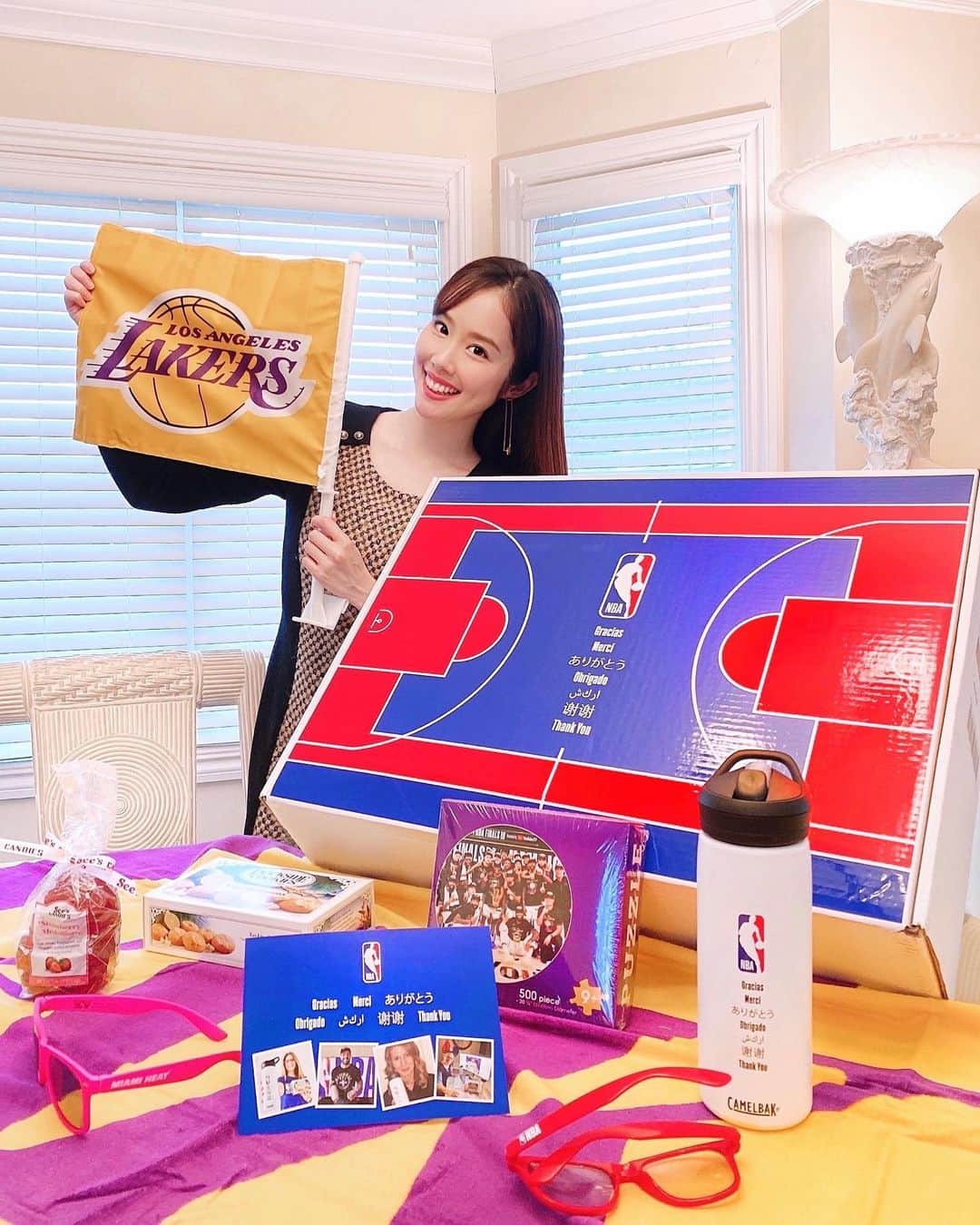 メロディー・モリタさんのインスタグラム写真 - (メロディー・モリタInstagram)「Received wonderful gifts from the @NBA!😆🏀✨ The 2020-2021 season has begun tonight, and all these goodies are going to make me even more pumped for all the NBA action🙌  Kevin Durant made his comeback to an NBA season game for the first time since Game 5 of the 2018-2019 Finals! New head coach and legend Steve Nash shared that "Durant is 90-99% back", and KD certainly proved that with 22pts including his massive dunk against his former team🔥 His Brooklyn Nets debut and Kyrie Irving being on fire definitely got tons of NBA fans up on their feet!  Next up is @lakers VS @laclippers! Being from LA, this is another matchup I've been really looking forward to. Be sure to tune in to the games🙌 I can't wait for all the historical moments to come this season!!✨  Thank you always, @NBA! appreciate the thoughtful gifts and sweet card.☺️❤️  本日2020-2021年シーズンが開幕したNBAから素敵なギフトが届きました！😊🏀✨ 昨シーズン優勝したレイカーズのグッズなど、多くのNBAアイテムに触れると本当に気分が上がります🙌  オープニングナイトの第一戦では、18-19年シーズンのNBAファイナル第5戦以来の公式戦 復帰となったケビン・デュラント選手がブルックリン・ネッツ デビュー！  新コーチとなったNBAレジェンドのスティーブ・ナッシュさんも試合前から「KDは90~99%復活した」と語っていましたが、 その言葉通り、前所属チームのウォリアーズに対し、KDは豪快なダンクを含む22得点をマークしました‼️カイリー・アービング選手と共に、NBAファンの気持ちが昂る活躍でした👏  続いて、オープニングナイト二戦目となるレイカーズVSクリッパーズはLA対決！私はLA出身なので、こちらのハイレベルゲームも目が離せません👀🔥  NBAはきっと、今シーズンも様々な感動的な試合を私たちに見せてくれるはず✨✨ 皆さんも是非一緒に盛り上がって、楽しんでくださいね！😆 #NBA #NBAOpeningNight #NBAJerseyDay #Interviews #KevinDurant #KyrieIrving #StephenCurry #LeBronJames #Lakers #MelodeeMoritaInterviews」12月23日 11時59分 - melodeemorita