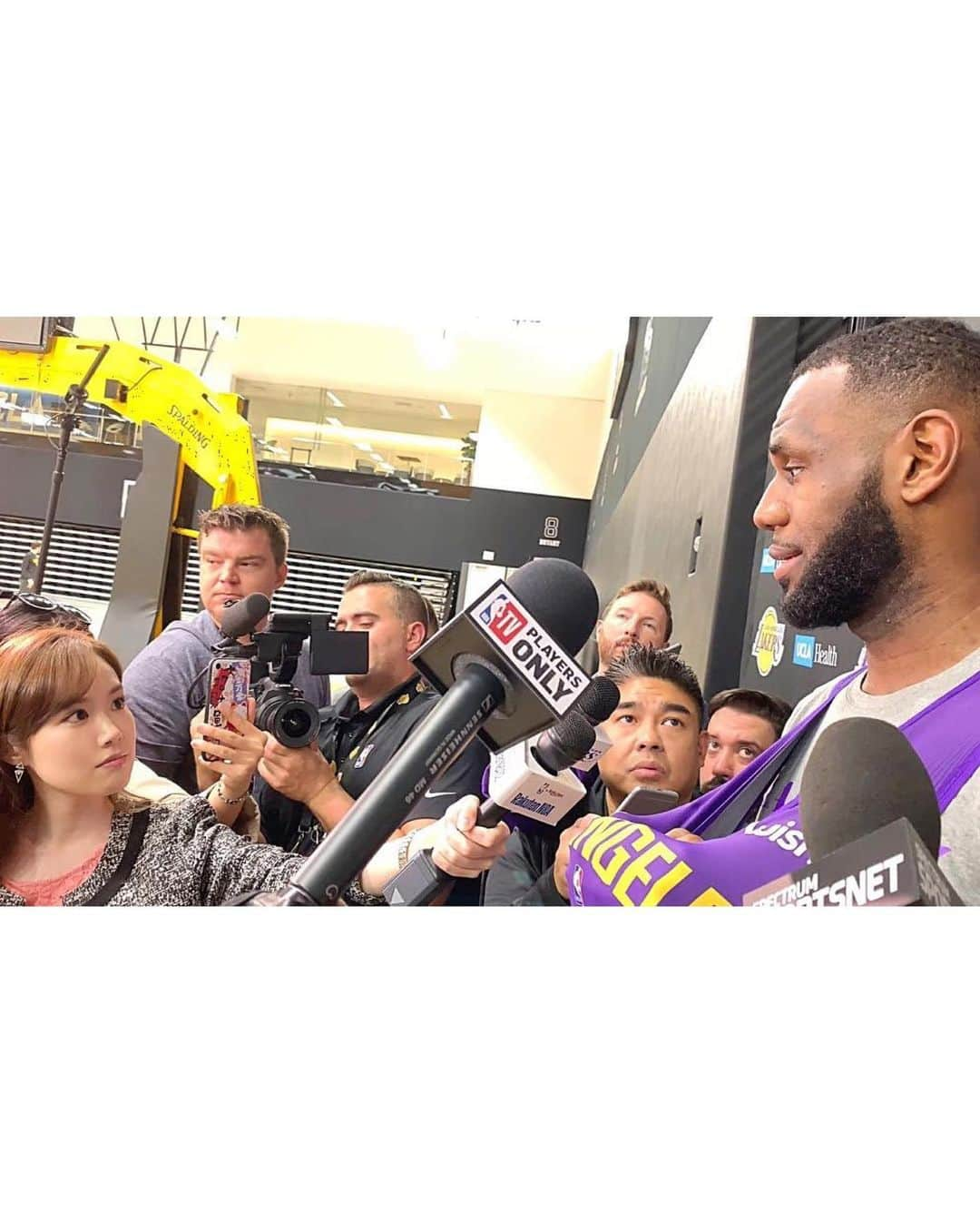 メロディー・モリタさんのインスタグラム写真 - (メロディー・モリタInstagram)「Received wonderful gifts from the @NBA!😆🏀✨ The 2020-2021 season has begun tonight, and all these goodies are going to make me even more pumped for all the NBA action🙌  Kevin Durant made his comeback to an NBA season game for the first time since Game 5 of the 2018-2019 Finals! New head coach and legend Steve Nash shared that "Durant is 90-99% back", and KD certainly proved that with 22pts including his massive dunk against his former team🔥 His Brooklyn Nets debut and Kyrie Irving being on fire definitely got tons of NBA fans up on their feet!  Next up is @lakers VS @laclippers! Being from LA, this is another matchup I've been really looking forward to. Be sure to tune in to the games🙌 I can't wait for all the historical moments to come this season!!✨  Thank you always, @NBA! appreciate the thoughtful gifts and sweet card.☺️❤️  本日2020-2021年シーズンが開幕したNBAから素敵なギフトが届きました！😊🏀✨ 昨シーズン優勝したレイカーズのグッズなど、多くのNBAアイテムに触れると本当に気分が上がります🙌  オープニングナイトの第一戦では、18-19年シーズンのNBAファイナル第5戦以来の公式戦 復帰となったケビン・デュラント選手がブルックリン・ネッツ デビュー！  新コーチとなったNBAレジェンドのスティーブ・ナッシュさんも試合前から「KDは90~99%復活した」と語っていましたが、 その言葉通り、前所属チームのウォリアーズに対し、KDは豪快なダンクを含む22得点をマークしました‼️カイリー・アービング選手と共に、NBAファンの気持ちが昂る活躍でした👏  続いて、オープニングナイト二戦目となるレイカーズVSクリッパーズはLA対決！私はLA出身なので、こちらのハイレベルゲームも目が離せません👀🔥  NBAはきっと、今シーズンも様々な感動的な試合を私たちに見せてくれるはず✨✨ 皆さんも是非一緒に盛り上がって、楽しんでくださいね！😆 #NBA #NBAOpeningNight #NBAJerseyDay #Interviews #KevinDurant #KyrieIrving #StephenCurry #LeBronJames #Lakers #MelodeeMoritaInterviews」12月23日 11時59分 - melodeemorita