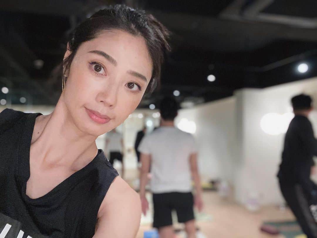 のインスタグラム：「【yoga】 普段体を鍛えるために、何してるんですかぁぁ？  ってよく聞かれるんやけど、  特に固定して週に何回もジムに行ってるわけではないの。  昔は、若い時www🤣は、よく筋トレしてたけど、今は、ゆるーく自宅で、ながら運動とか、リモートでヨガや、キックボクシング、 @myantaroh   そして、こうやって知り合いが集まってのヨガやってるぐらいかなぁ。 @namasteyumika3   ヨガ終わりのお酒がまたうまい！ プラマイ0️⃣🤣🤣🤣  好きな洋服がいつまでも着れるよう、体型維持！！心に誓っとこ🤣  #yoga #fashiongram #fashionstyle #fashionmodel #calvinklein #ヨガ #カルバンクライン #アラフォーコーデ #アラフォーファッション #アラフォーライフ #アラフォーライフ #アラフォーメイク #ヨガポーズ #ヨガ初心者 #ヨガのある暮らし   @calvinklein」
