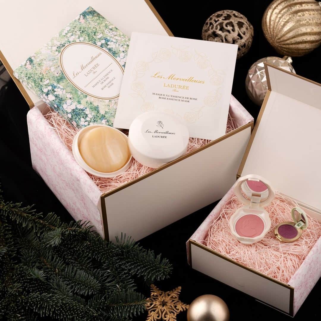 Les Merveilleuses LADURÉEのインスタグラム：「クリスマスプレゼントやお誕生日プレゼントなどに大人気のギフトボックス。 レ・メルヴェイユーズ ラデュレでは、5,500円(税込)以上お買い上げで ギフトボックスにお入れすることが可能です。  クリスマスプレゼントなど大切な方へのギフトにぜひご活用ください。 お好きな商品をお選びいただけます。 ※オンラインショップは、ギフトボックス対象外です。  左から ◆ローズ エッセンス マスク ／4,400円(税込)／容量:29ml×5枚 ◆ローズ エッセンス フェイシャル ソープ ／ケース付き 3,300円(税込) レフィル　2,970円(税込) ◆プレスト チークカラー N 全20色 ／ 各5,830円(税込)／　掲載色03 Pompadour（ポンパドゥール） ◆アイカラー 全5色 ／ 各2,750円(税込)／　掲載色02  #lesmerveilleusesladurée #laduree #lmladuree #ladureemakeup #レメルヴェイユーズラデュレ #メルヴェイユーズ #ラデュレ #ラデュレコスメ #チーク #cheek #クリスマス #クリスマスコフレ #ホリデーコレクション #holidaycollection #冬コスメ #花びらチーク　#限定品 #クリスマスコフレ2020 #クリスマスプレゼント #ギフト #自分へのご褒美 #ローズラデュレ #リミテッドエディションローズラデュレ #イルミネイティングパウダー #花弁チーク」