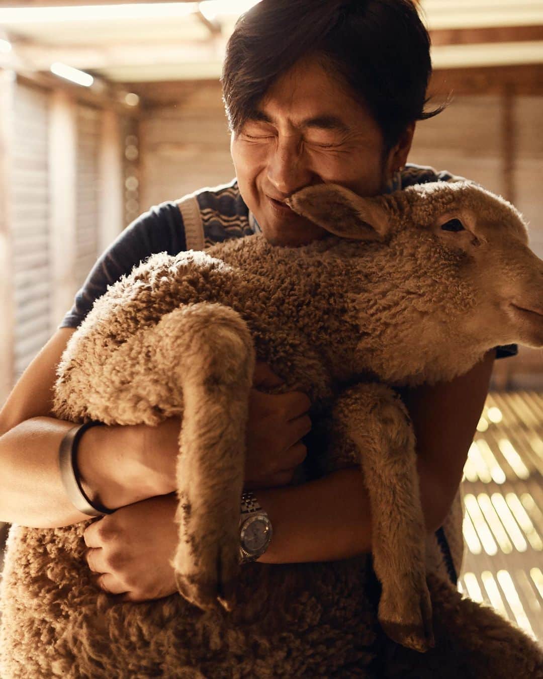 The Woolmark Company Japanのインスタグラム：「皆さんの洋服はこの人たちの手によって育まれています。彼らの熱意や献身、コミットメントによって、世界最高級のフリースが作りあげられています。 オーストラリアのほとんどの牧羊場は現在も家族経営が多く、多くの農村部は羊毛産業によって成り立っています。  エシカルで環境に配慮した農業は、衣類の品質と同じくらい重要です。オーストラリアの先進的で透明性の高いウール産業のおかげで、私たちはウールが生産された土地までさかのぼって追跡することができます。だからこそ、消費者の皆さまに #メリノ ウール ウェアの起源と品質を、自信を持ってお届けすることができるのです。」