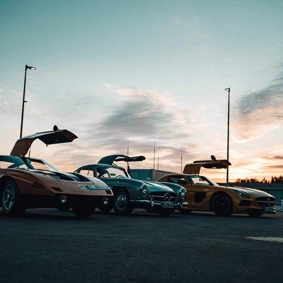 メルセデス・ベンツさんのインスタグラム写真 - (メルセデス・ベンツInstagram)「What a wonderful ritual to say goodbye to a beautiful day 🖐  #MBclassic #MercedesBenz #300SL #SLSAMG 📷 @philipprupprecht @mercedesbenzmuseum」12月23日 12時00分 - mercedesbenz