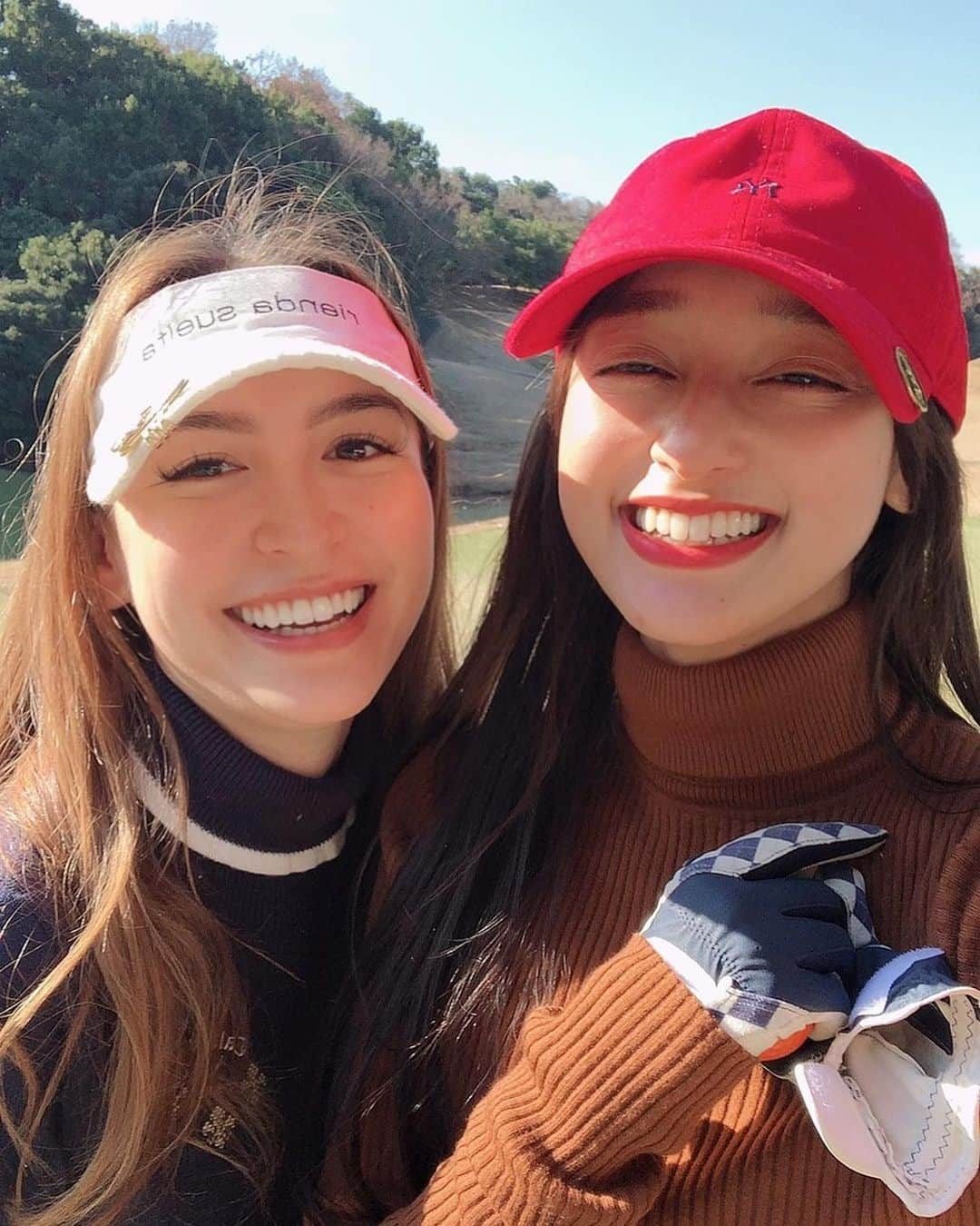 田澤明日香のインスタグラム：「こちらめちゃくちゃわろてます💁🏻‍♀️⛳️ 昨日はスコア121でした🏌🏻‍♀️ ゴルフ初めて約1ヶ月半、早く100切るか切らないかくらいまで行きたいなー🏋🏻‍♂️ 年内後一回くらい行けたらいいなぁ🔥」