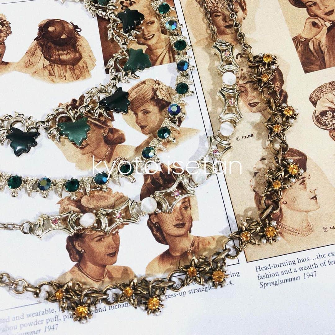 NUTTY Vintage&Collectibleのインスタグラム：「ジェイアール京都伊勢丹 《ワンダフルマルシェ〜京都蚤の市〜》  おはようございます＊  ワンダフルマルシェもいよいよ残り二日となりました🎄 クリスマスシーズンの特別な蚤の市を 是非最後までお楽しみいただけますように＊  本日も20時まで皆様のお越しをお待ちしております！  ┈┈┈┈┈┈┈┈┈┈┈┈┈┈┈┈┈ RECOMMEND VINTAGE ┈┈┈┈┈┈┈┈┈┈┈┈┈┈┈┈┈ ☑︎vtg chain necklace  ⚠️会期終了まで通販は承っておりません⚠️  《ワンダフルマルシェ〜京都蚤の市〜》 @wonderfulmarche  【会期】 12/16(wed)~12/24(thu) 場所：ジェイアール京都伊勢丹10階 催物場 時間：10:00~20:00 最終日は18時まで」