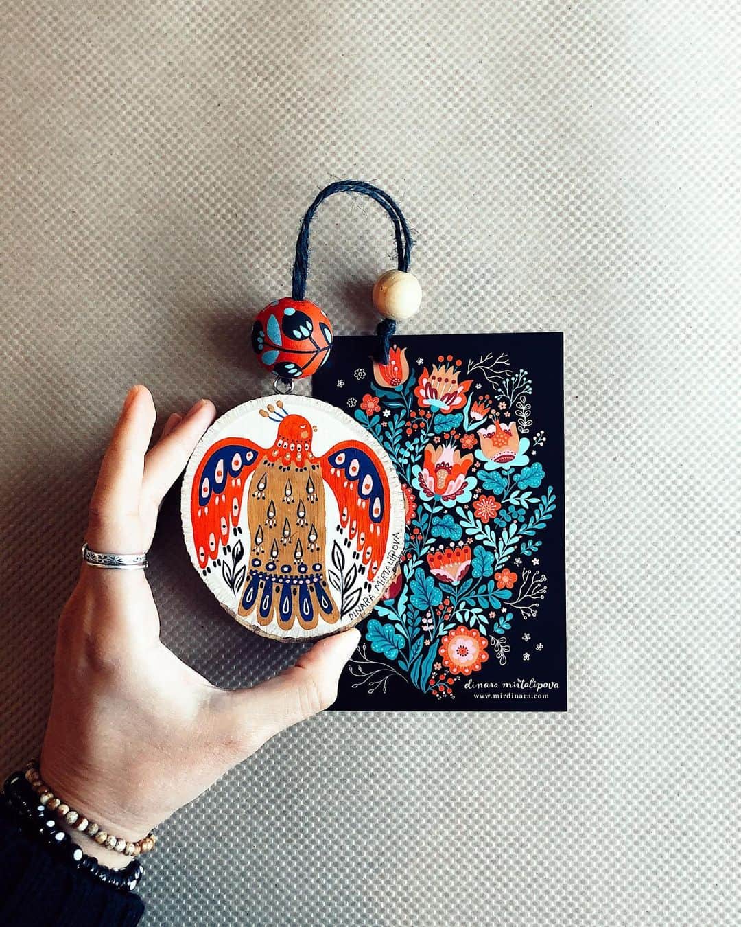 Dinara Mirtalipovaのインスタグラム：「Door No.22 The Blue Feathered Birdie flies off to Honolulu, Hawaii, leaving cold Cleveland, Ohio behind. Hope you won’t stay for too long at a postal sorting facility, Birdie! I’ve heard they are so overwhelmed over there right now and way understaffed, working double shifts to sort out all the packages.」
