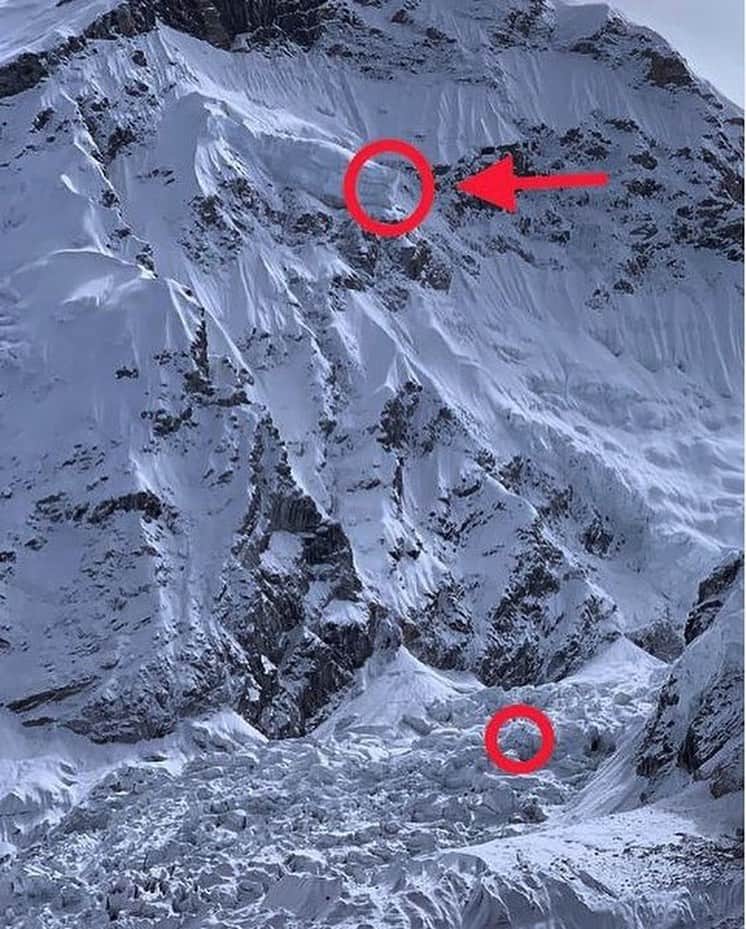 マウンテンハードウェアのインスタグラム：「If you were following along last year, you may remember @mhweverest2019, when a group of six employees trekked to Everest Base Camp, meeting up with company president Joe Vernachio, @garrettmadison1 and @timemmett as they prepared for their chance to reach Earth’s highest summit.   But, that expedition was called off…    A giant serac, estimated to be at least 200 feet tall, loomed more than 2,000 feet over the Khumbu Icefall.    Though it was impossible to know when it would fall, we knew it inevitably would. And when it did, it would destroy everything in its path. On April 18, 2014, our community lost 16 sherpa when another large serac fell—and it was smaller, in a similar location but lower down on the mountain. We anticipated that this new serac, due to its size and height, would do significantly more damage. So, with the lives of our climbers and sherpa team at stake, we ended our expedition and returned home.    Two weeks ago: On a scouting flight through the Khumbu Icefall, @garrettmadison1 observed that the serac is no longer there. Instead, there is a large scar on the glacier where the serac made impact and debris slid down. You can see how it skipped over some very large crevasses on its way down and fanned out as it spread over a large portion of the route in the Icefall.    Even though our trip was over a year ago, we are still one of the last groups to be in Everest Base Camp. We’re thankful no one was on the mountain when it collapsed, and we can all rest easy knowing that this time, no one was caught in its path.    This is also good news for everyone moving through the Icefall on future climbs. Certainly, there will be other risks to assess, but having this one out of the way may create a smoother path through what is already considered one of the most dangerous stages of the South Col route of the mountain.    Mountaineering is inherently dangerous, especially in our changing environment. This news is a small sigh of relief for our community.   (Continued in the comments…)」