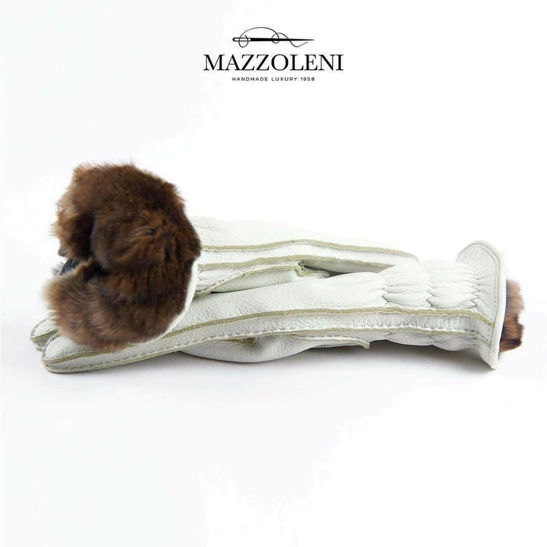 マッツォレーニのインスタグラム：「SNOW!  #skigloves #dapperstyle #gentleman #deerskin #deerskingloves  #mazzoleni #mazzolenigloves #handmade #italianstyle #bespoke #tailormade #luxury  #elegance #manstyle #leatergloves #luxury #luxurylife #dandystyle #가죽장갑#dappermen #dapperstyle #dappermen #italianstyle #가죽장갑 #革手袋 #Lederhandschuhe #кожаныеперчатки #皮手套」