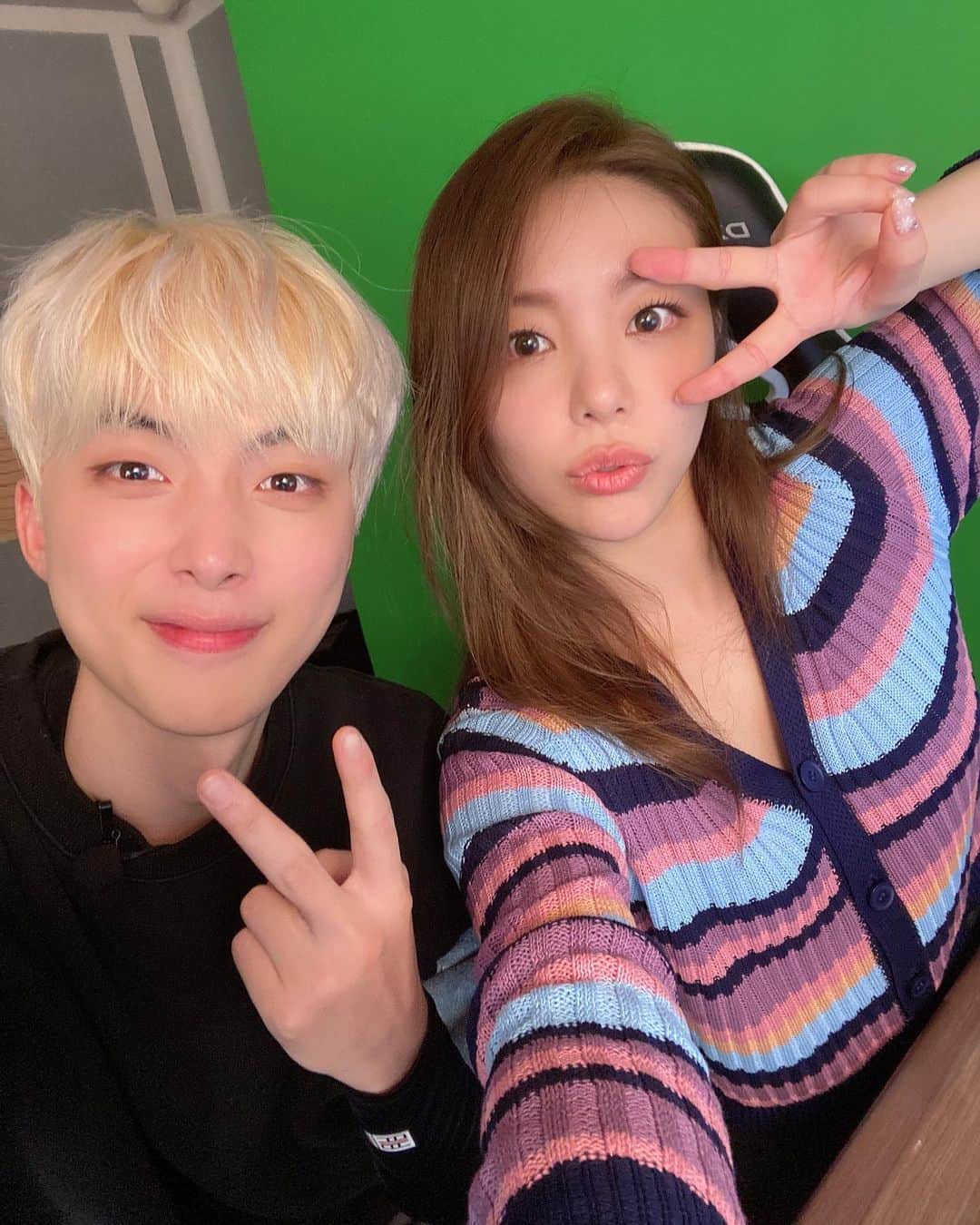 エイリーのインスタグラム：「@ddeuddeu  뜨뜨님 오늘 정말 즐거웠습니닷!!! 치킨은 못 먹었지만 왜 이렇게 배가 부를까요~? ㅋㅋㅋ 늦은 시간 까지 함께 해주신 우리 일리언들 그리고 뜨뜨님 팬분들!! 저에게 좋은 추억 선물 해주셔서 감사합니다~ 사랑해요!!」
