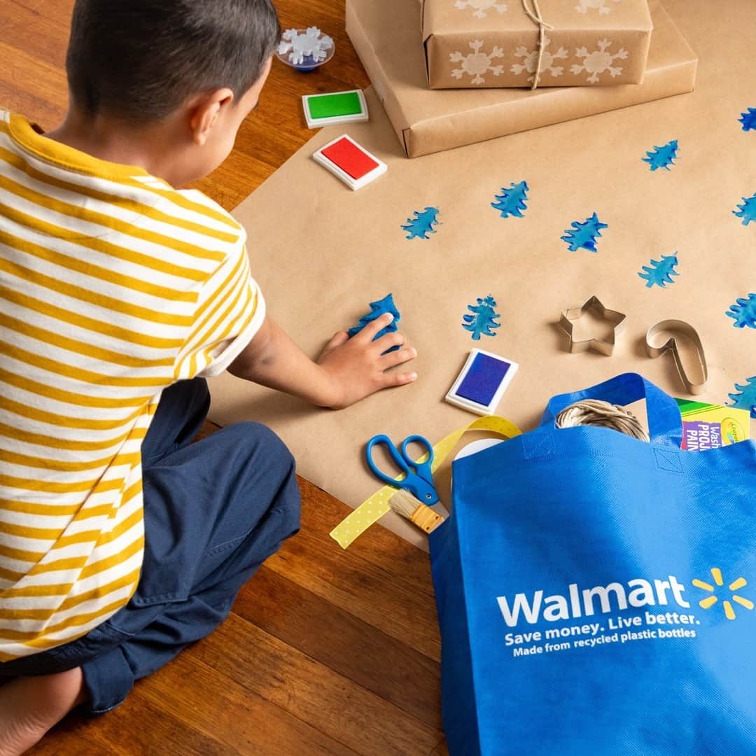 Wal-Mart Stores, Incさんのインスタグラム写真 - (Wal-Mart Stores, IncInstagram)「Standard gift wrapping? Not around here! Gather the kids & craft customized wrapping everyone will love. Even better, you can easily get everything you need with pickup & delivery. 💁🏾‍♀️」12月23日 3時05分 - walmart