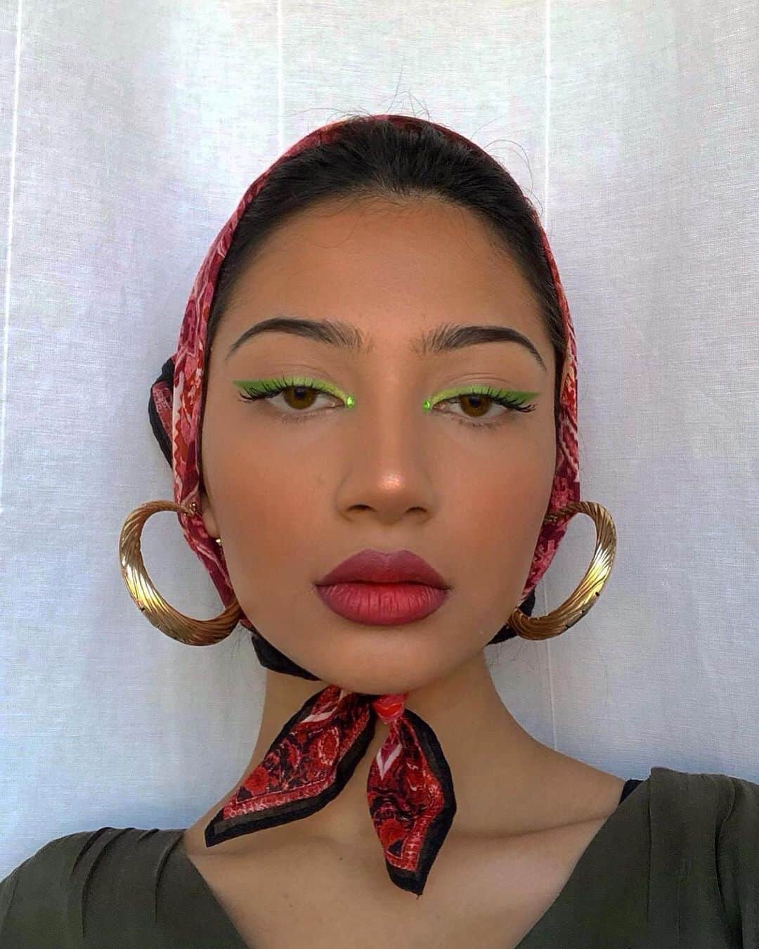 WHO WHAT WEARさんのインスタグラム写真 - (WHO WHAT WEARInstagram)「Not gonna lie, these Grinch-inspired makeup looks totally...sleigh. (sorry, we had to!) #WWWBeauties   photos: @its.berna, @nnennaechem, @mariahlleonard, @brittanyxavier, @sandradrifter」12月23日 3時19分 - whowhatwear
