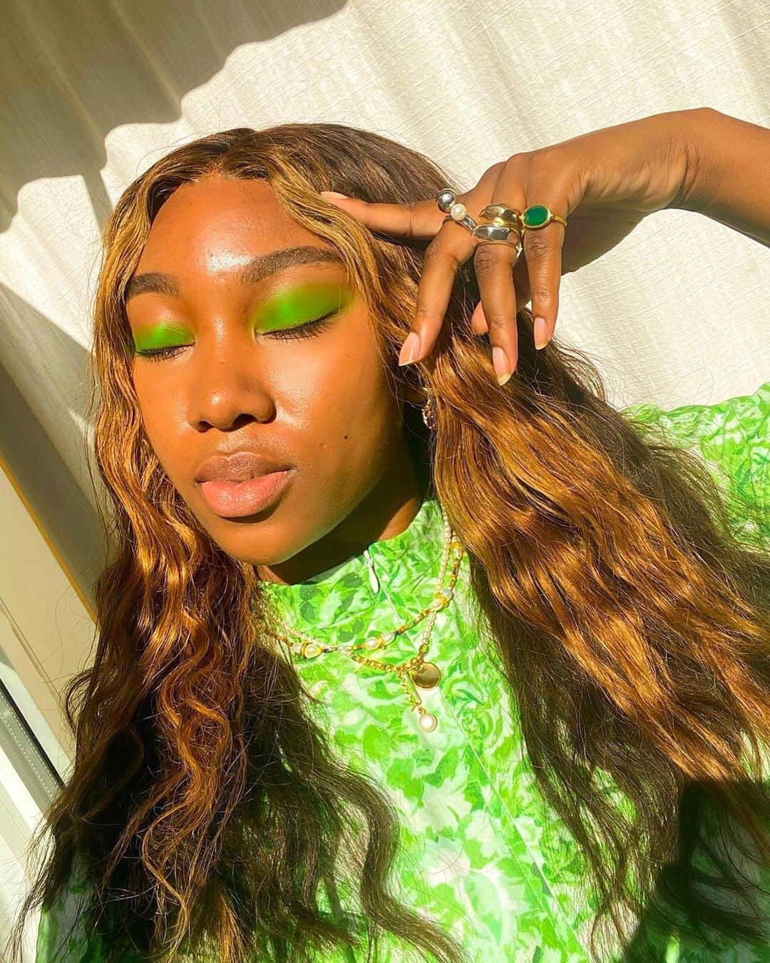 WHO WHAT WEARさんのインスタグラム写真 - (WHO WHAT WEARInstagram)「Not gonna lie, these Grinch-inspired makeup looks totally...sleigh. (sorry, we had to!) #WWWBeauties   photos: @its.berna, @nnennaechem, @mariahlleonard, @brittanyxavier, @sandradrifter」12月23日 3時19分 - whowhatwear